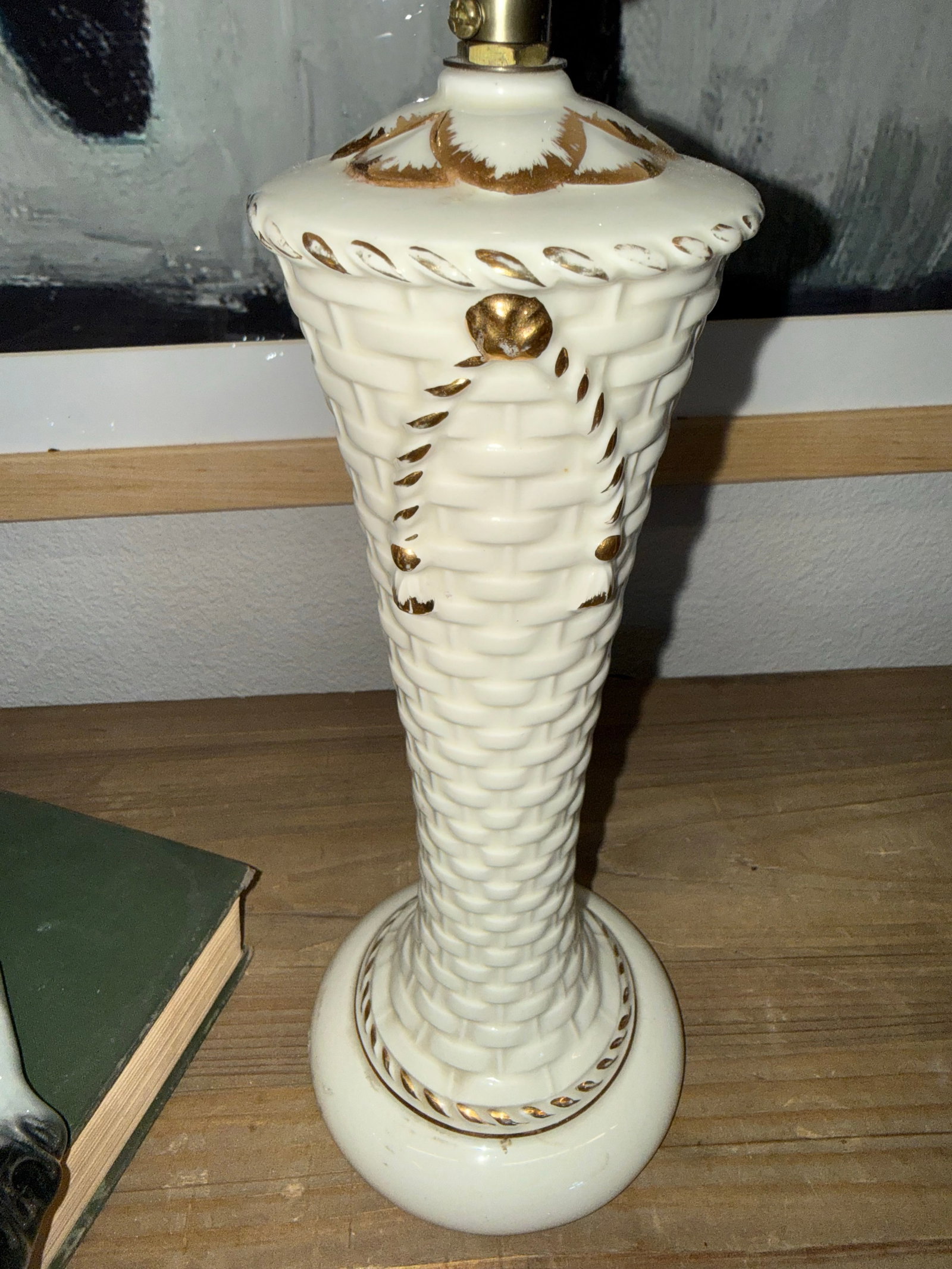 1950s Pair of Vintage Ceramic Diminutive Basket Gold Bow Lamps. - 4