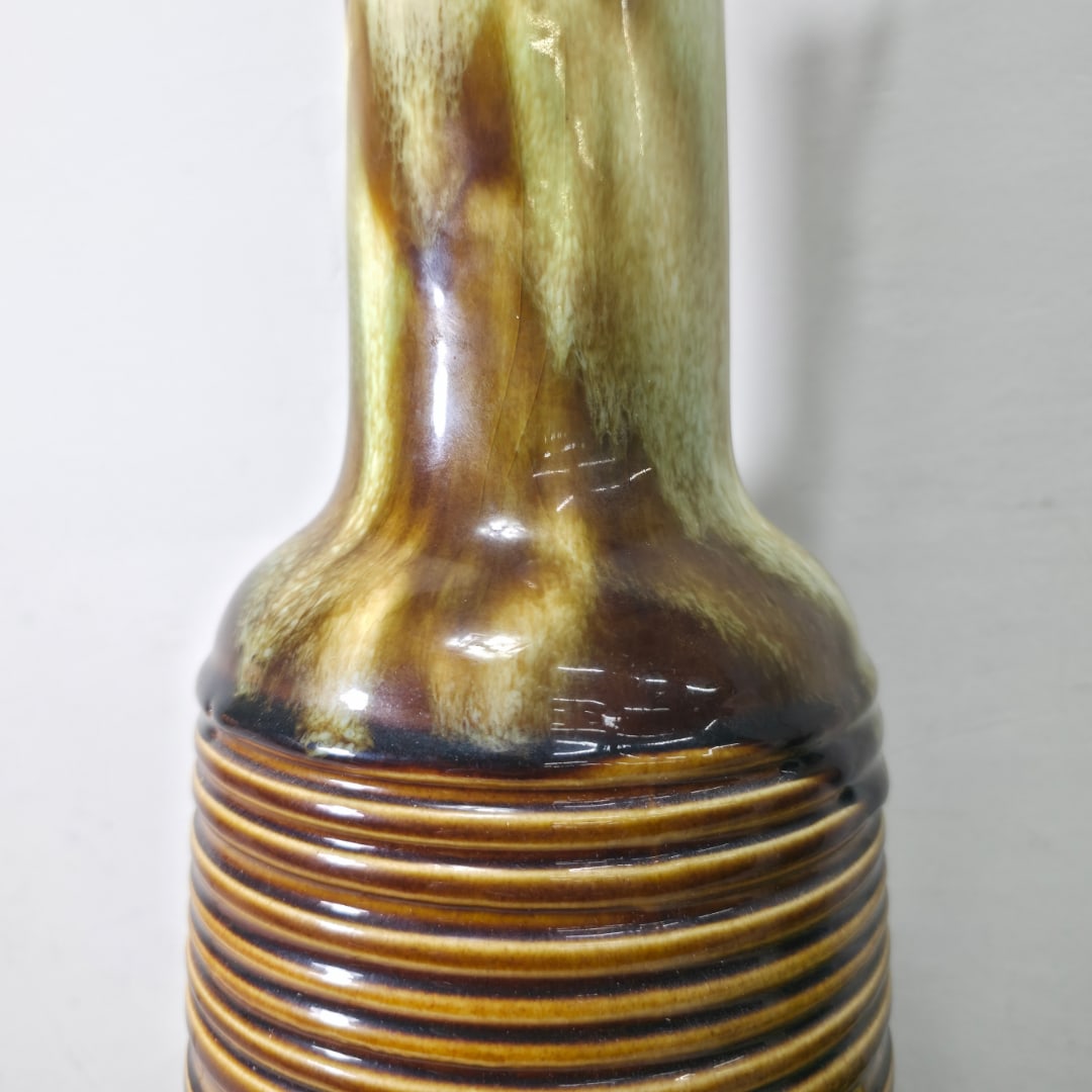 1970s Mid-Century Modern Ribbed Ceramic Drip-Glaze Table Lamp in Amber Brown - 2