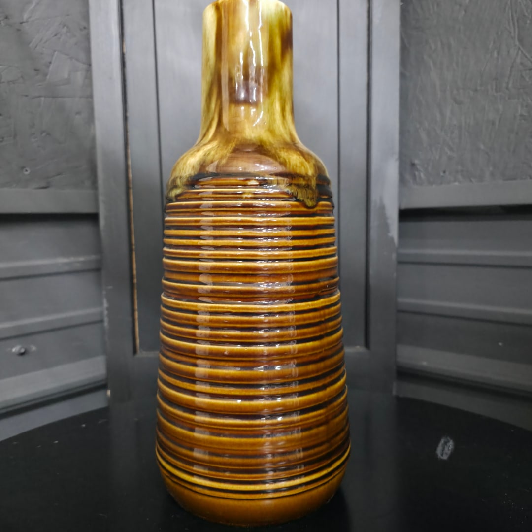 1970s Mid-Century Modern Ribbed Ceramic Drip-Glaze Table Lamp in Amber Brown - 3