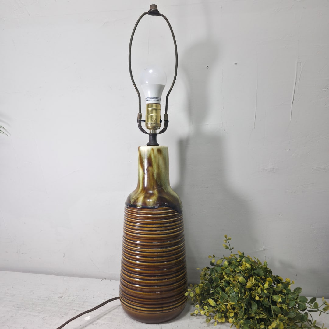 1970s Mid-Century Modern Ribbed Ceramic Drip-Glaze Table Lamp in Amber Brown - 4