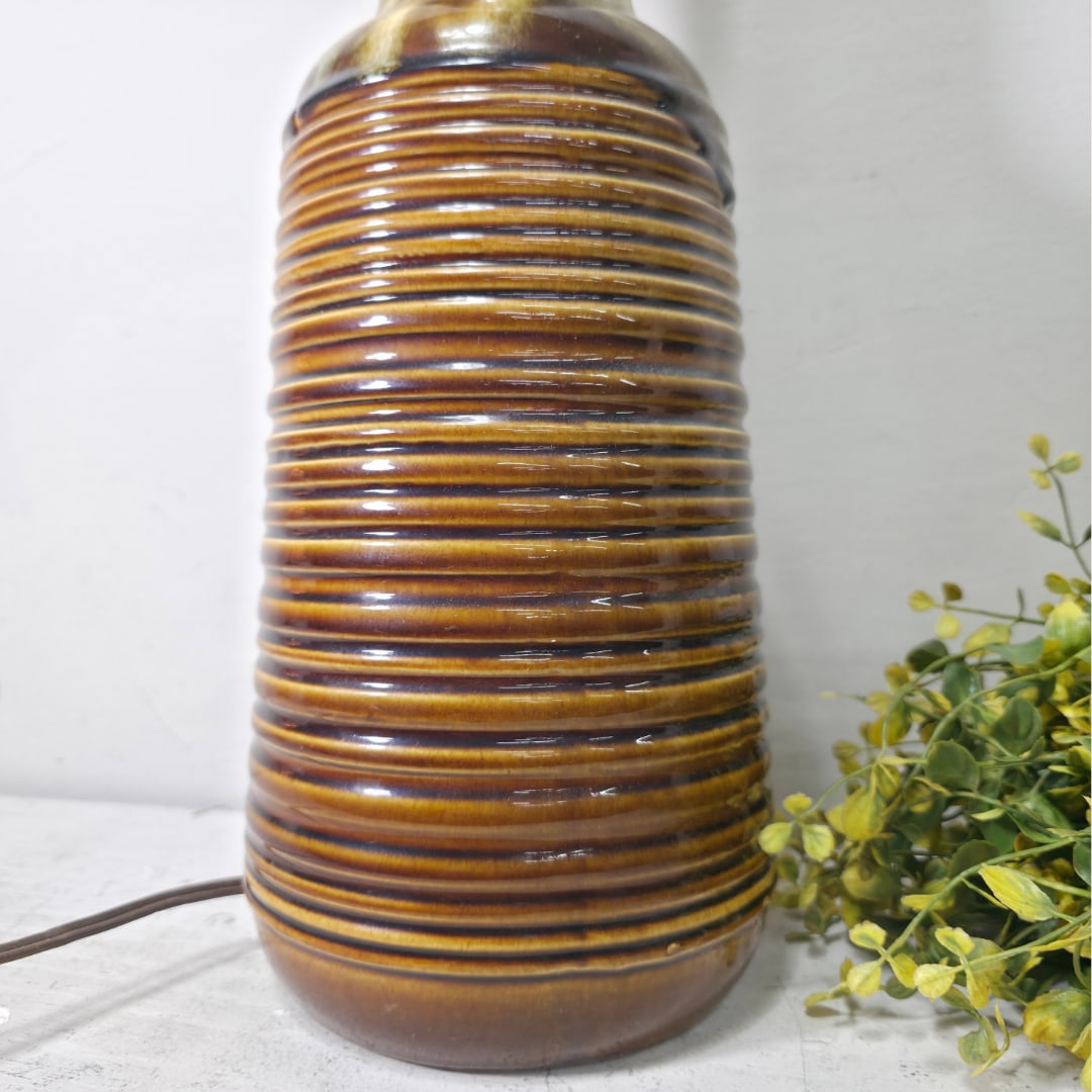 1970s Mid-Century Modern Ribbed Ceramic Drip-Glaze Table Lamp in Amber Brown - 5
