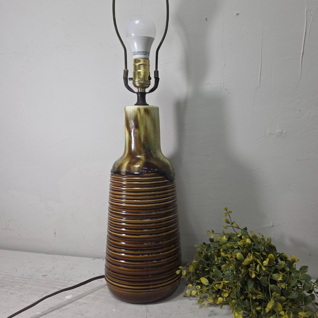 1970s Mid-Century Modern Ribbed Ceramic Drip-Glaze Table Lamp in Amber Brown - 6