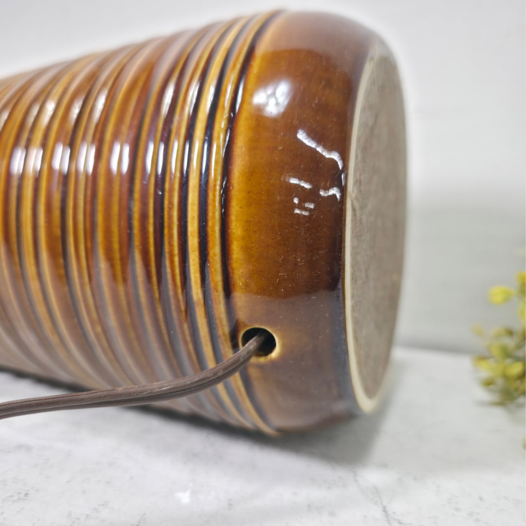 1970s Mid-Century Modern Ribbed Ceramic Drip-Glaze Table Lamp in Amber Brown - 7