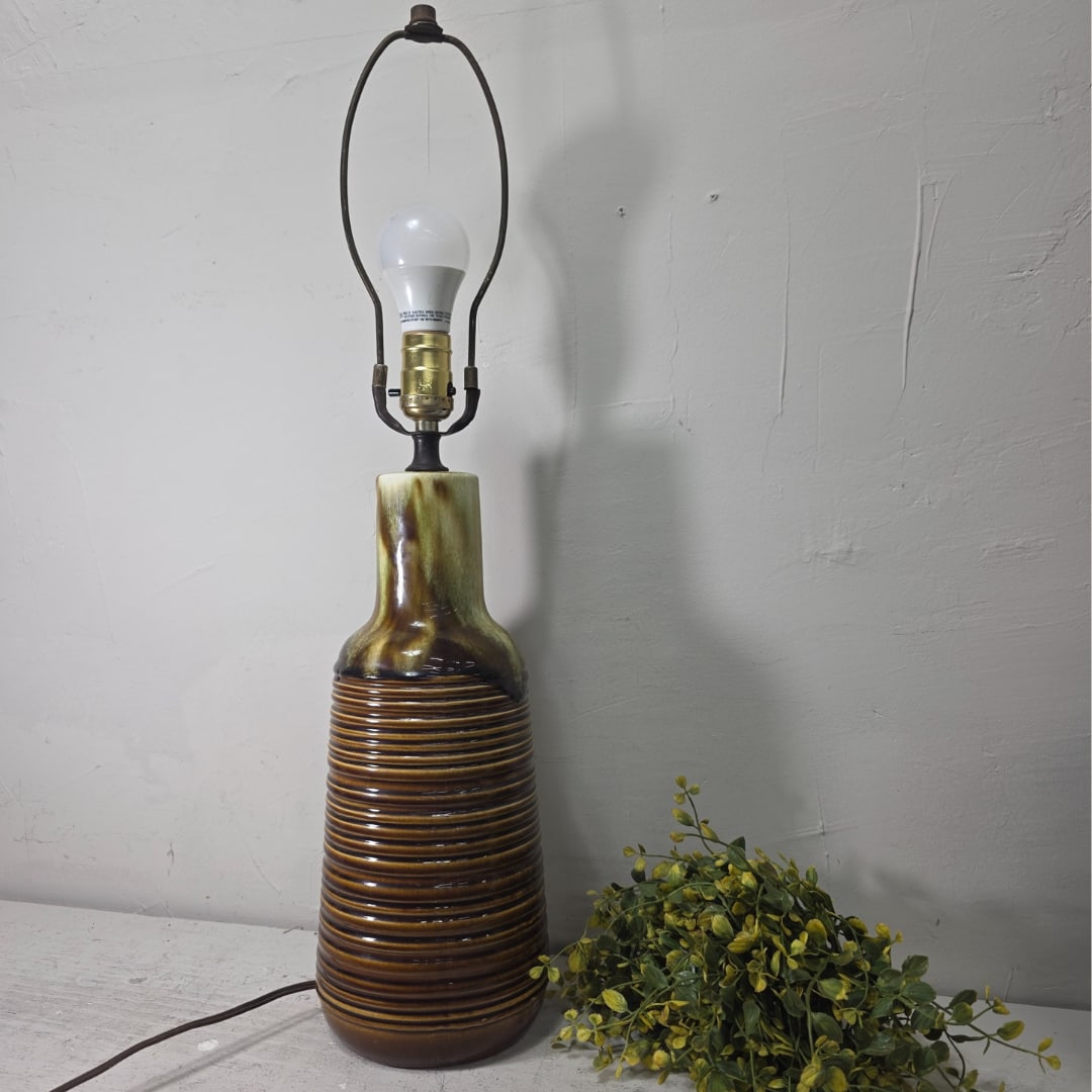 1970s Mid-Century Modern Ribbed Ceramic Drip-Glaze Table Lamp in Amber Brown - 8