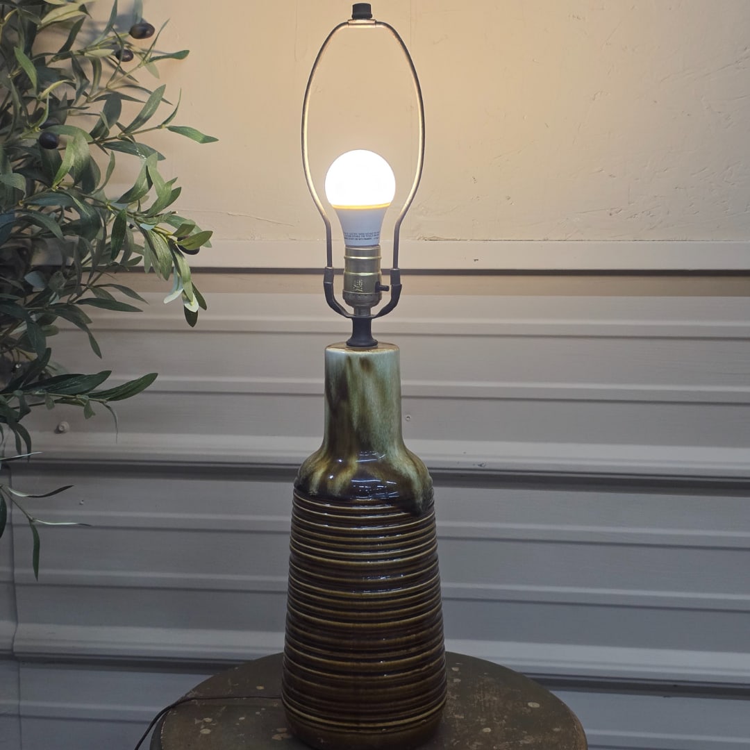 1970s Mid-Century Modern Ribbed Ceramic Drip-Glaze Table Lamp in Amber Brown - 9