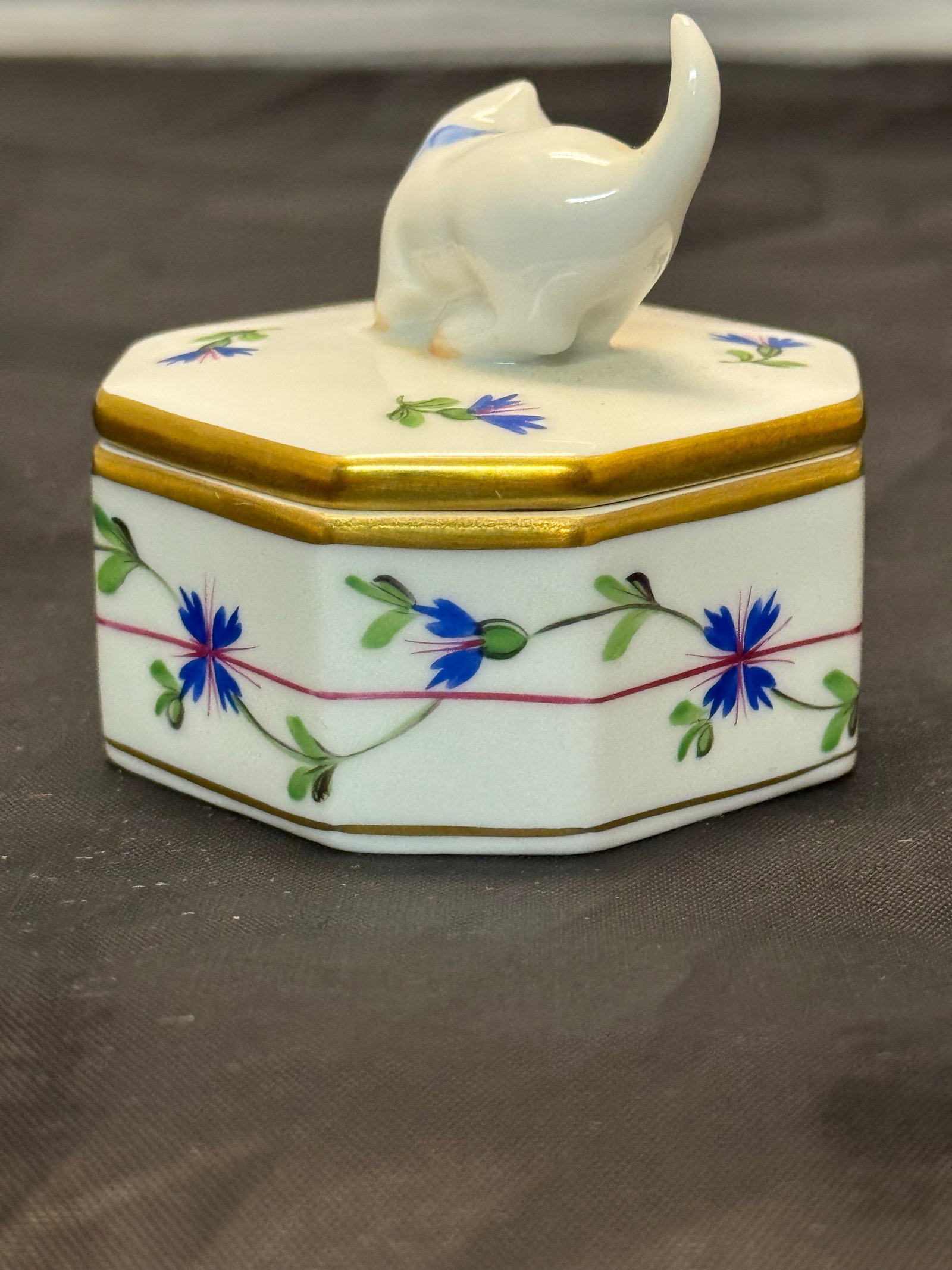 Mid 20th Century Herend Hungary Blue Garland PBG Hand Painted Octagon Box Kitty Cat Finial 6074 - 4