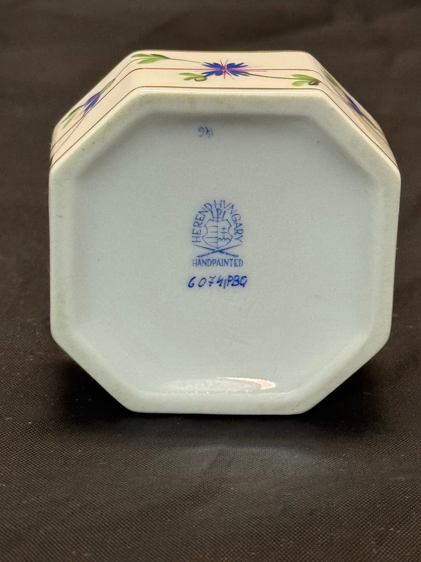 Mid 20th Century Herend Hungary Blue Garland PBG Hand Painted Octagon Box Kitty Cat Finial 6074 - 7