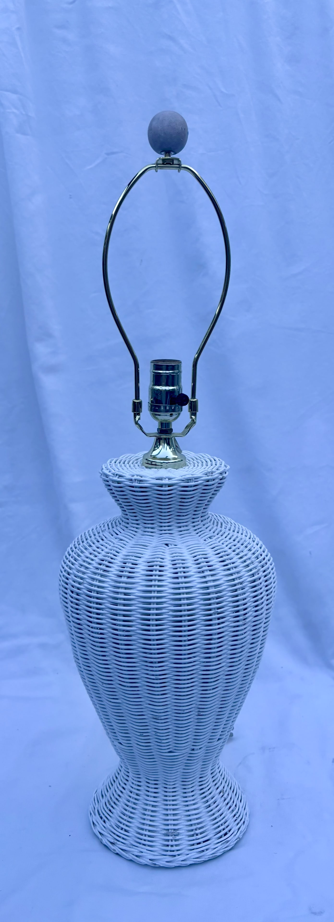 Late 20th Century Coastal Chic White Wicker Ginger Table Lamp - 2