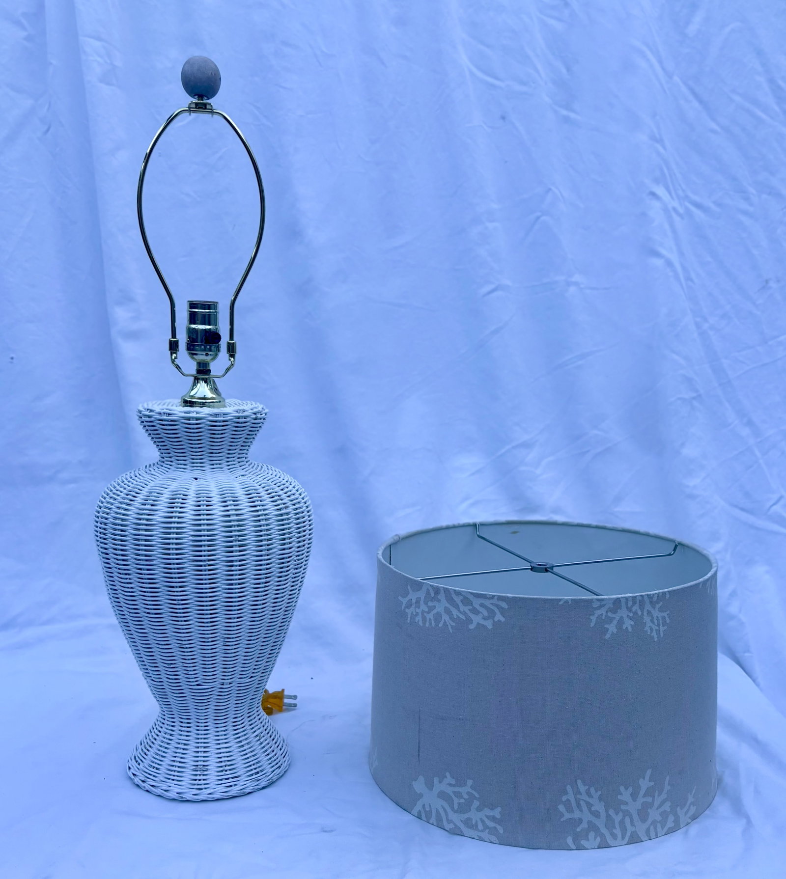 Late 20th Century Coastal Chic White Wicker Ginger Table Lamp - 3
