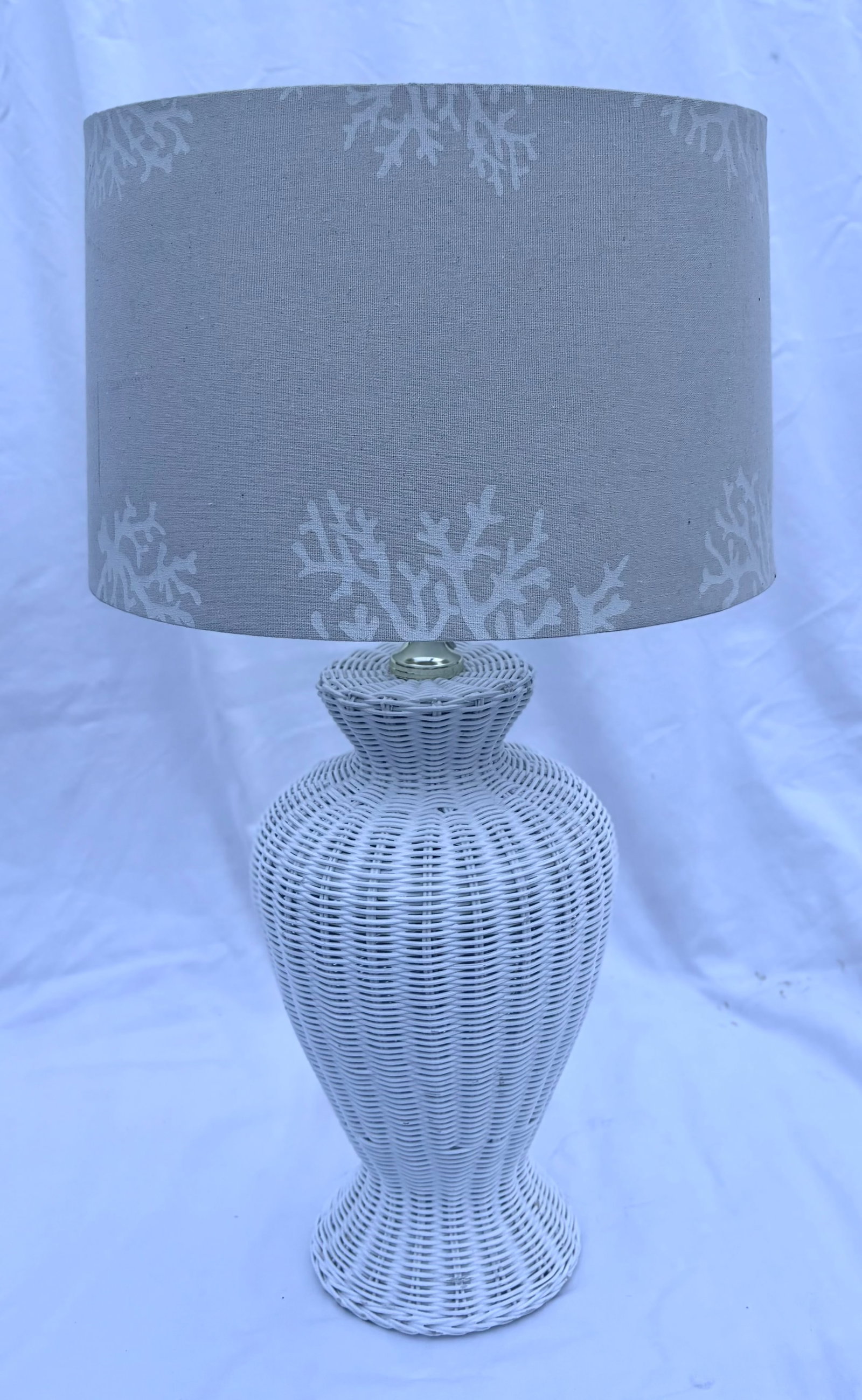 Late 20th Century Coastal Chic White Wicker Ginger Table Lamp - 9