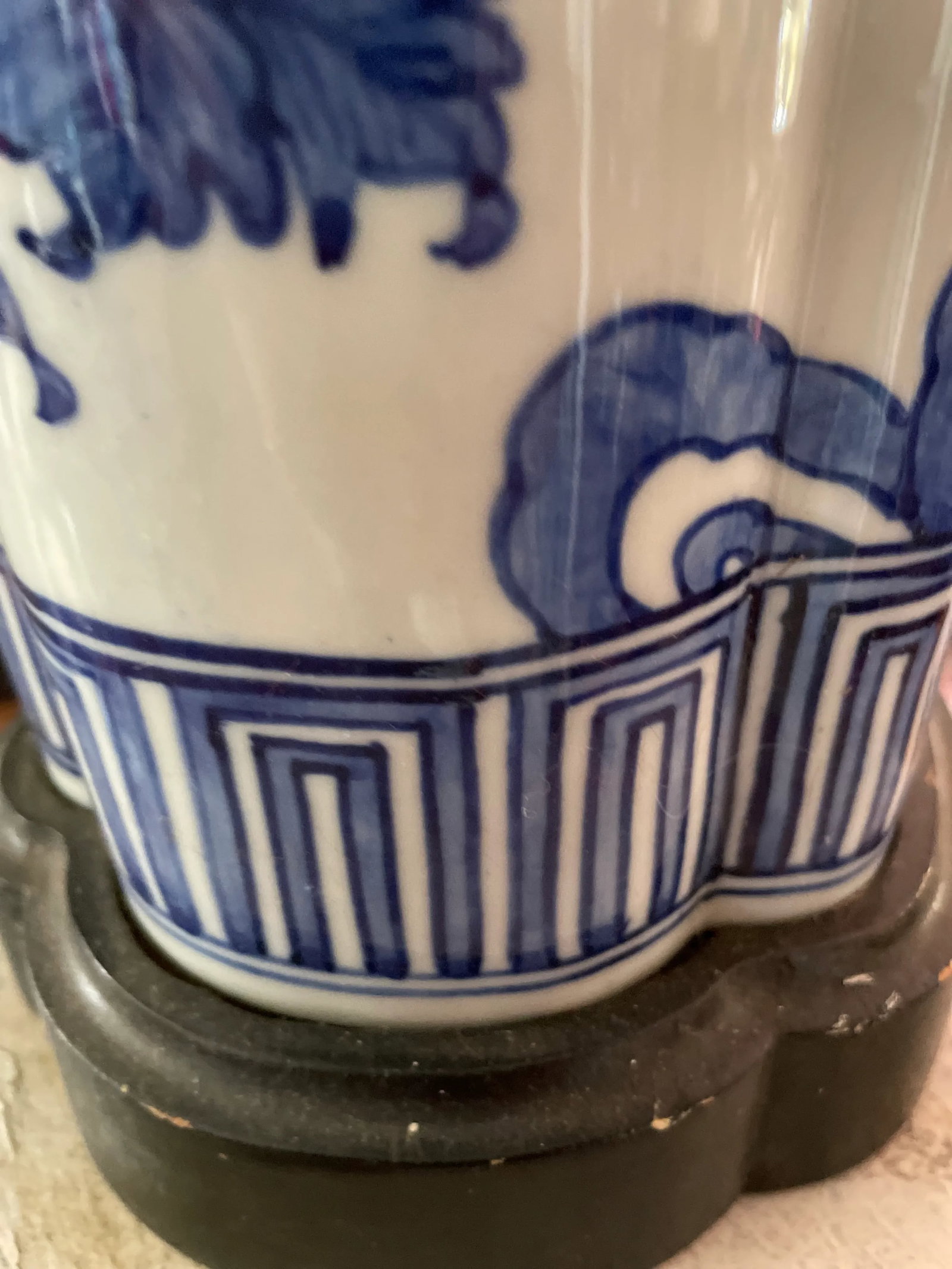 1910s Chinese Blue and White Ceramic Porcelain Lamp With Wooden Base and Cap - 6