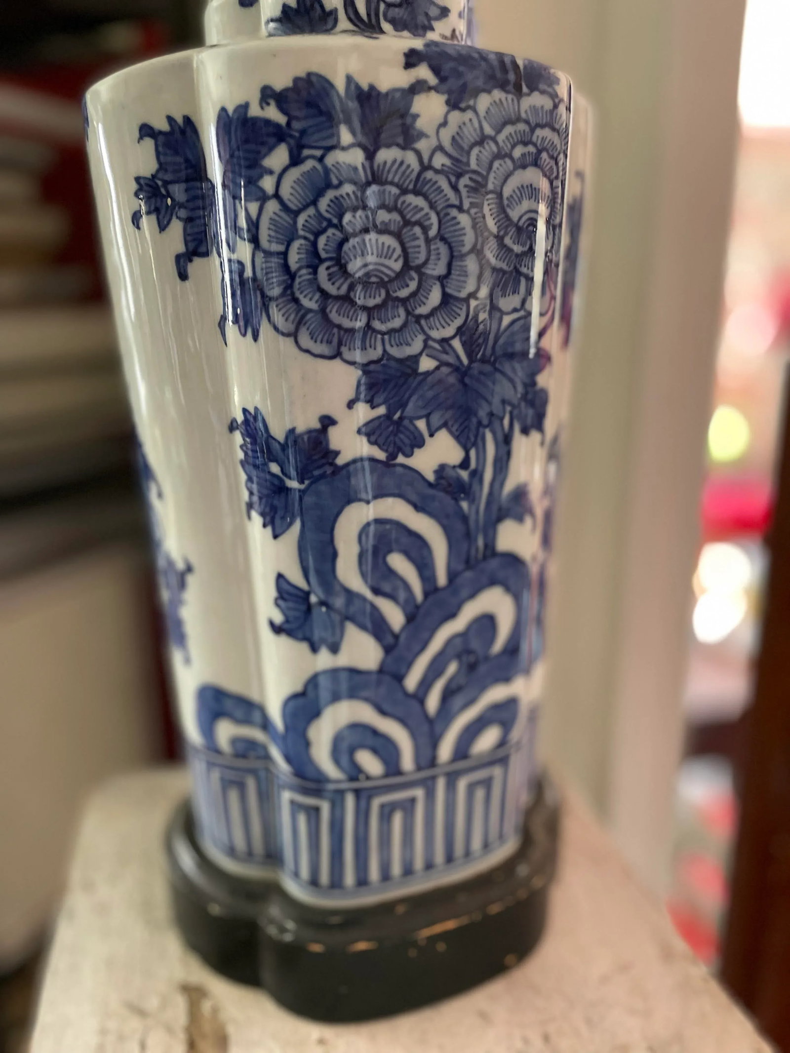 1910s Chinese Blue and White Ceramic Porcelain Lamp With Wooden Base and Cap - 7