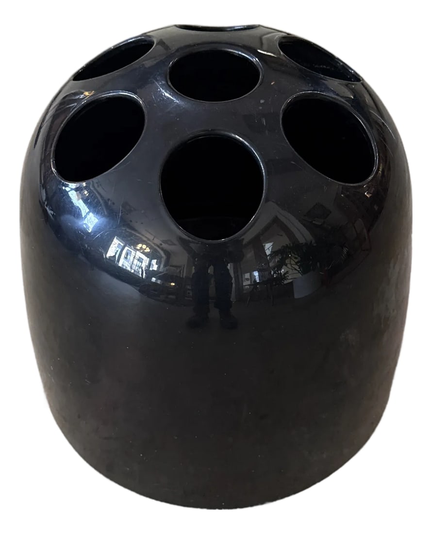 Artemide Umbrella Stand Designed by Emma Gismondi Schweinberger: Dedalo umbrella stand by Emma Gismondi for Artemide, Italy Dedalo black umbrella stand, designed by Emma Gismondi Schweinberger and produced by Artemide Condition: Alterations: Original Condition Unal