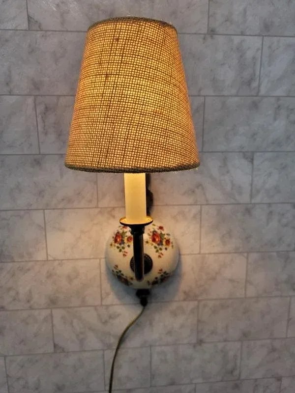 Vintage 1960s Farmhouse Botanical Ceramic Brass Wall Sconce - 2