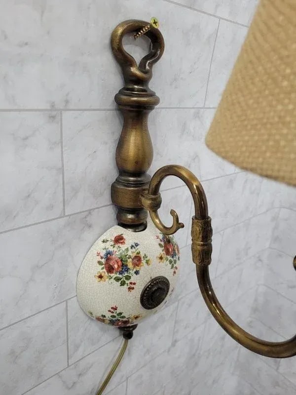Vintage 1960s Farmhouse Botanical Ceramic Brass Wall Sconce - 4