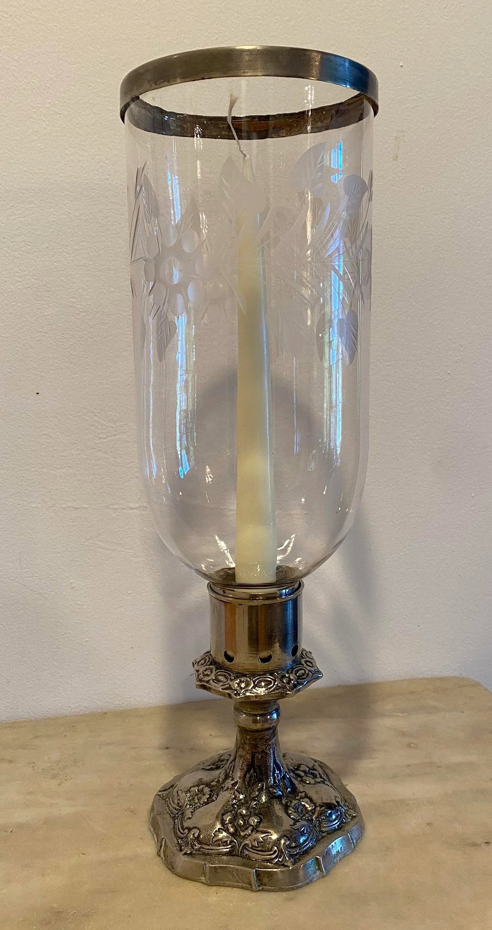 Early 20th Century Silver Plated & Etched Flowers & Leaves Glass Hurricane Candle Stick Lamp - 2
