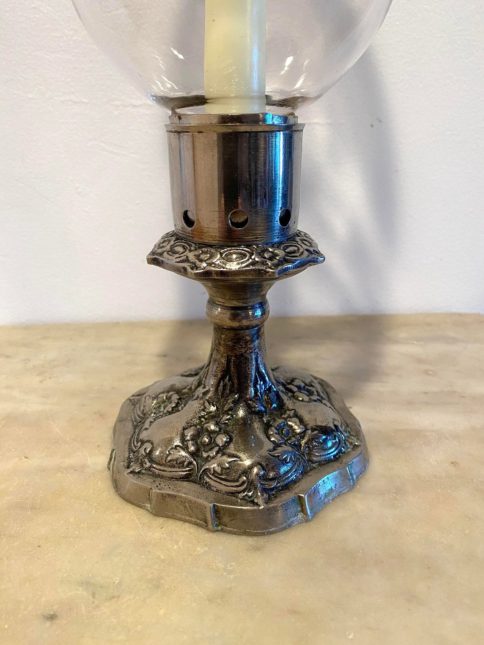 Early 20th Century Silver Plated & Etched Flowers & Leaves Glass Hurricane Candle Stick Lamp - 3