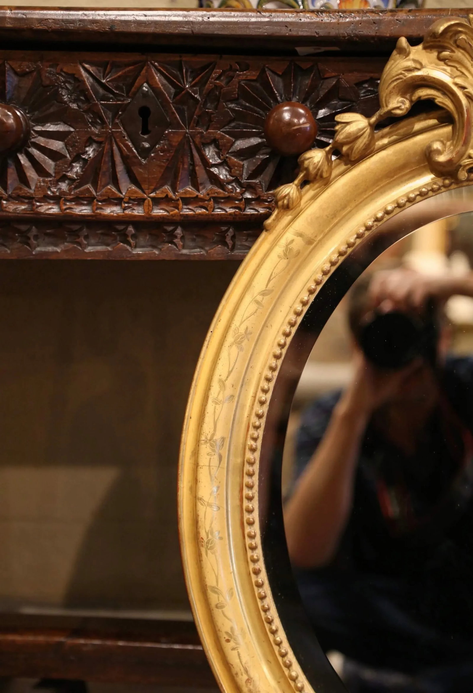 19th Century French Louis XV Oval Giltwood Mirror With Shell Decor - 3