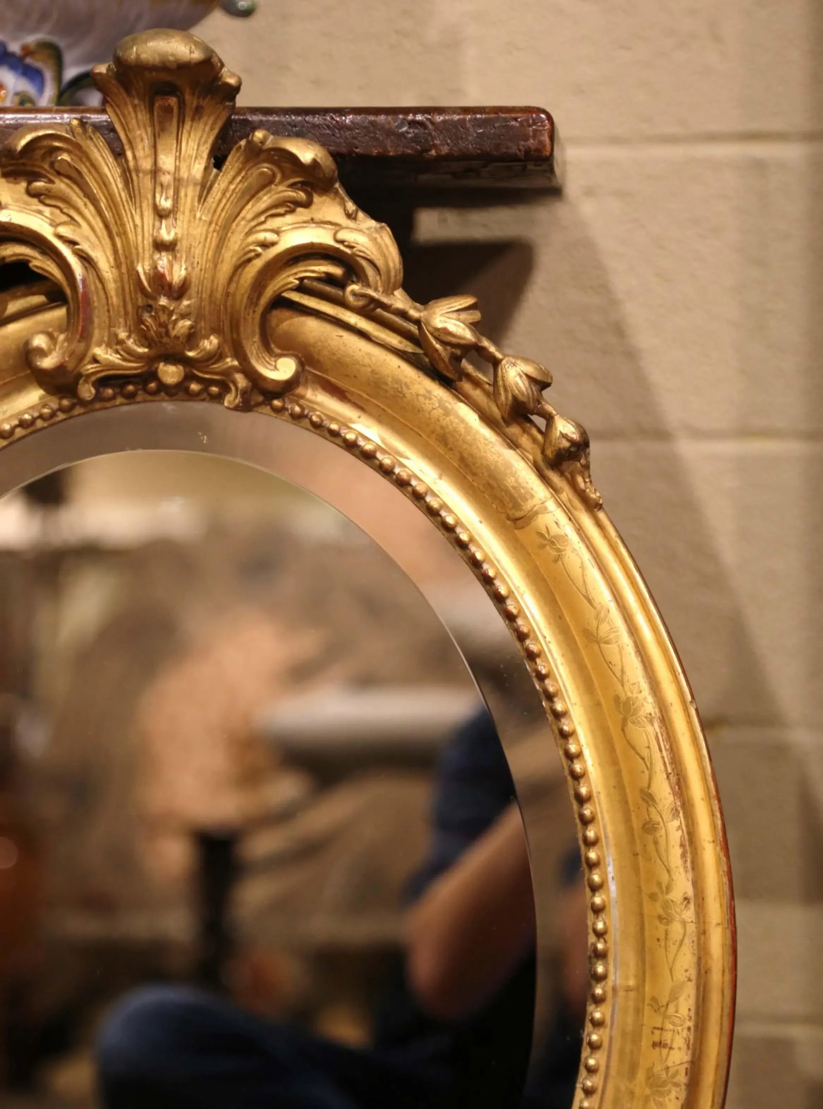 19th Century French Louis XV Oval Giltwood Mirror With Shell Decor - 4