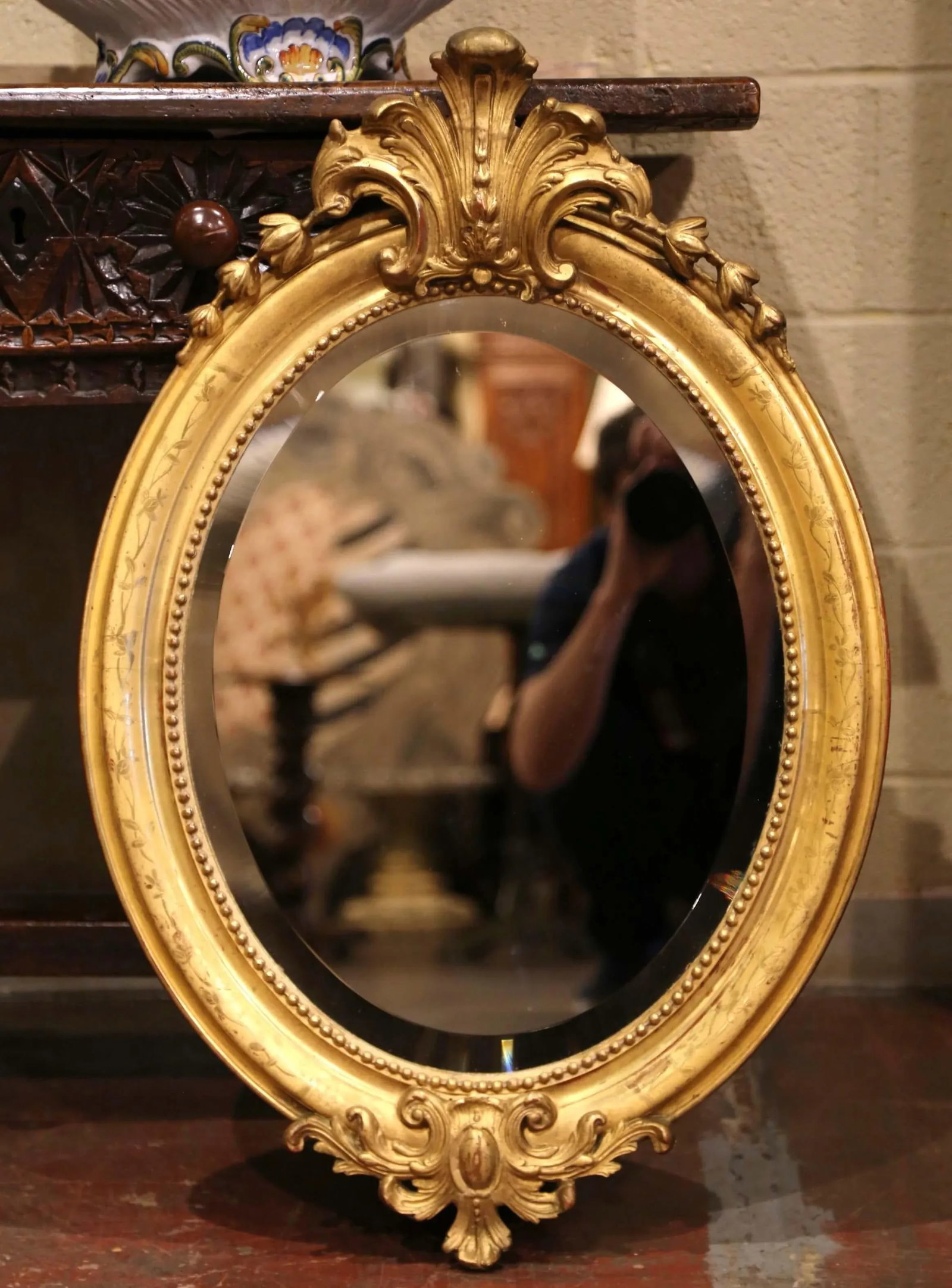 19th Century French Louis XV Oval Giltwood Mirror With Shell Decor - 5