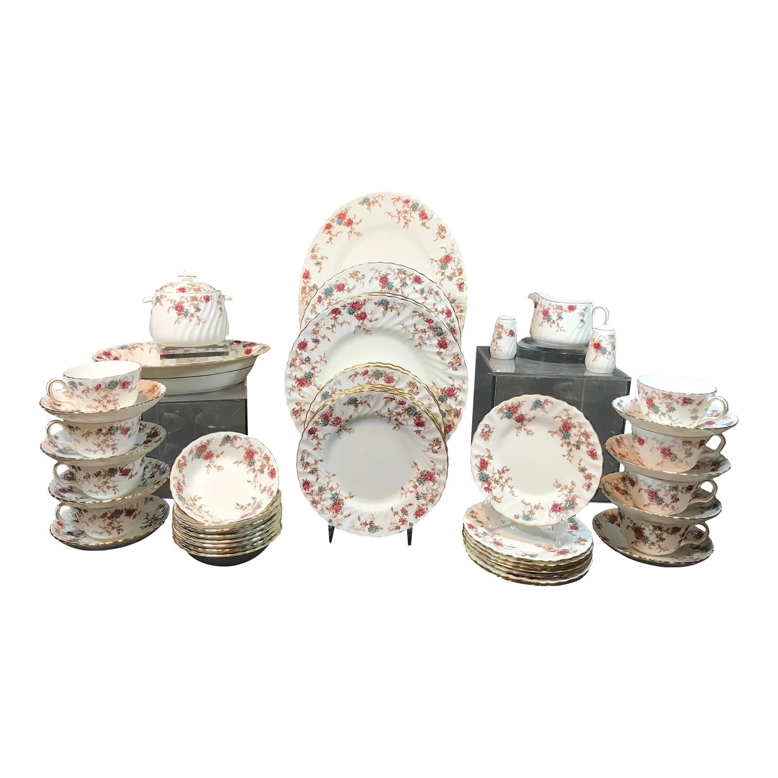 1950s Minton Ancestral Bone China Wreath Backstrap, 46 Pieces: Gorgeous rust and teal floral pattern, scalloped edge with gold rim. Vintage, manufactured from 1939-1991. The brand Minton is renowned for producing exquisite dinnerware, and this set lives up to