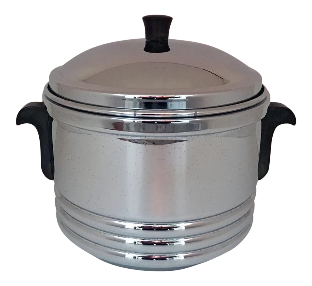 1940s Vintage Chrome Ice Bucket: Heavyweight chrome ice bucket with bakelite handles made by Keystoneware. The piece is in good vintage condition with minor pitting and two tiny dents on the backside, some staining on handles, the li