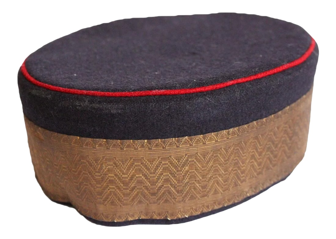Early 19th Century William Scully Bellhop Hat: A distinguished William Scully Bellhop's cap. Condition: Alterations: Original Condition Unaltered Imperfections: Some Imperfections Condition Notes: wear and tear. Pre-Owned Conditions. Origin: Canad