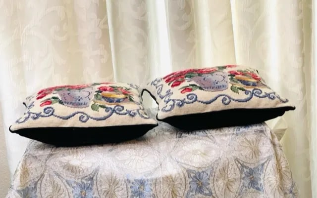 Vintage Mid-Century Pair of Hand-Embroidered Floral Accent Pillows in Aubusson Style - 3