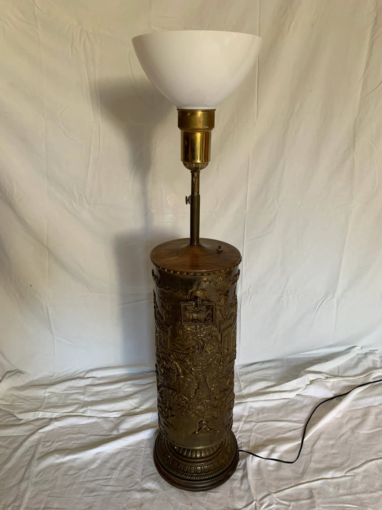 Vintage Chinoiserie Repousse Metal Drum Table Lamp With Glass Shade - 2