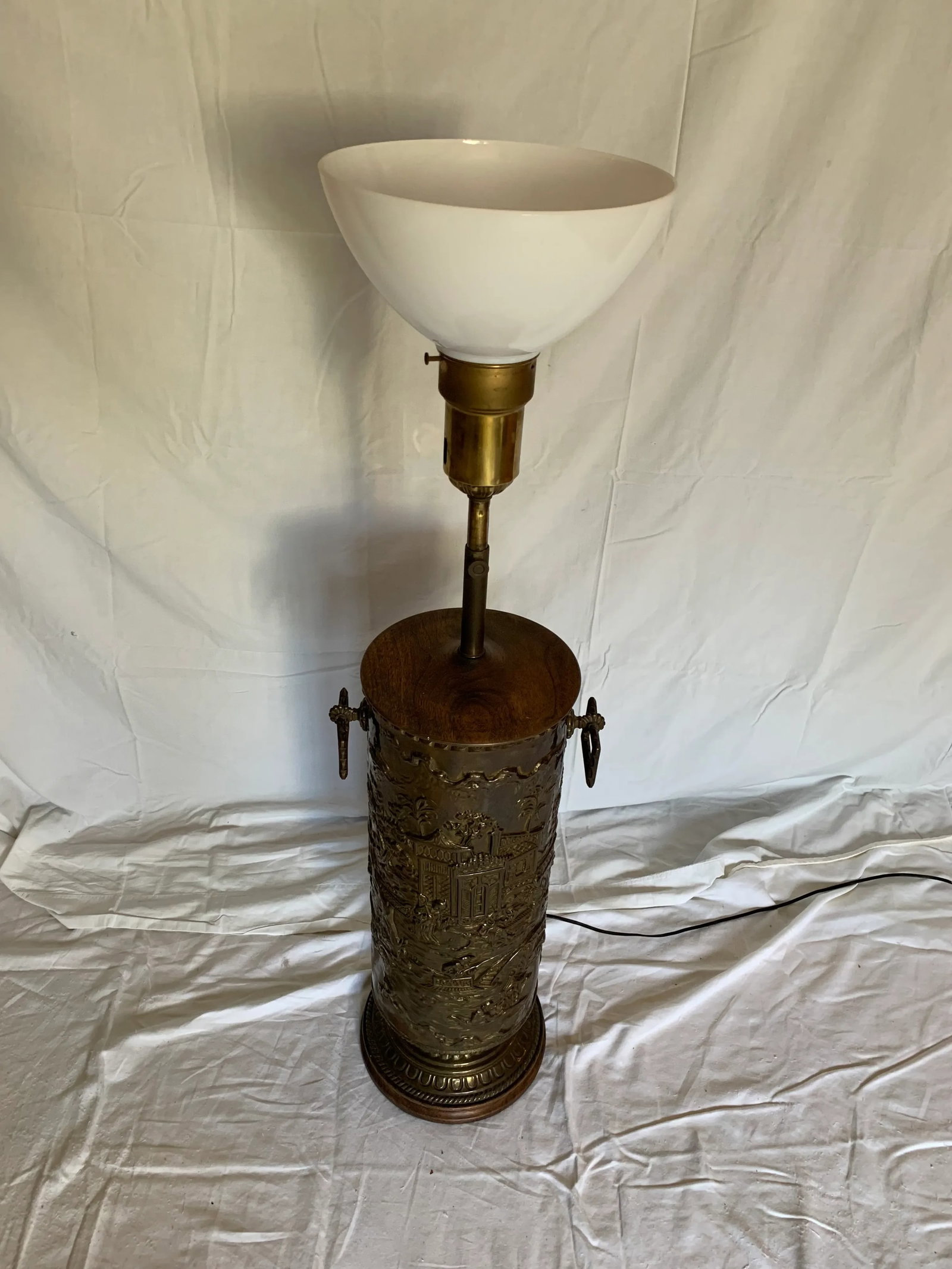 Vintage Chinoiserie Repousse Metal Drum Table Lamp With Glass Shade - 3