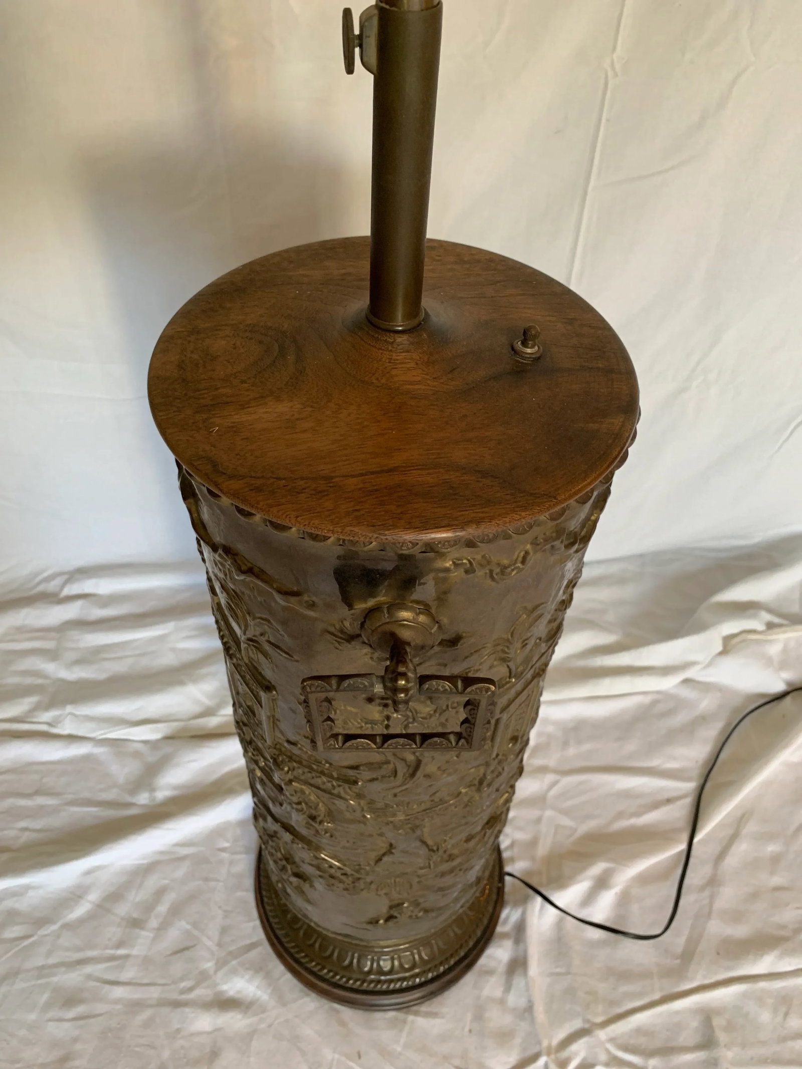 Vintage Chinoiserie Repousse Metal Drum Table Lamp With Glass Shade - 4