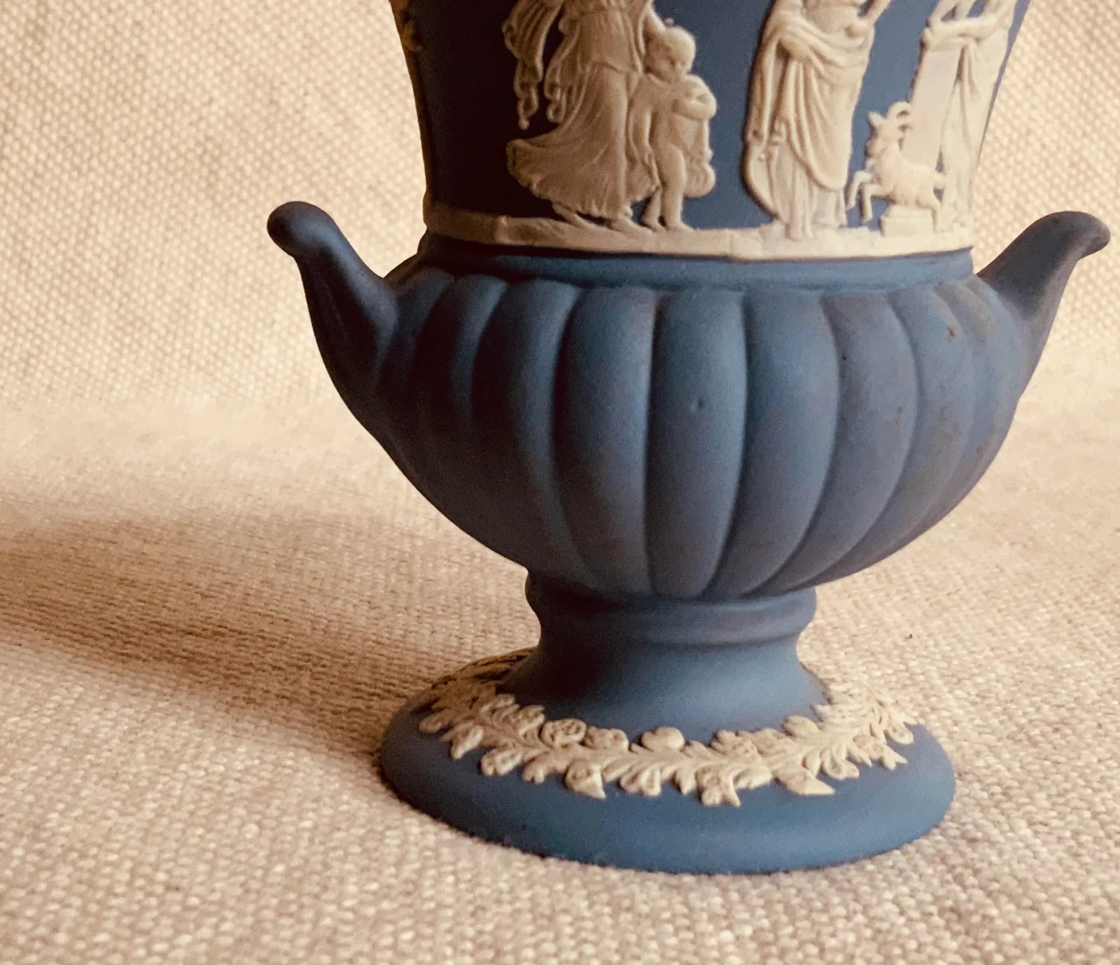 1930s Wedgwood Jasperware Neoclassical Urn Vase With Allegorical Motifs - 11