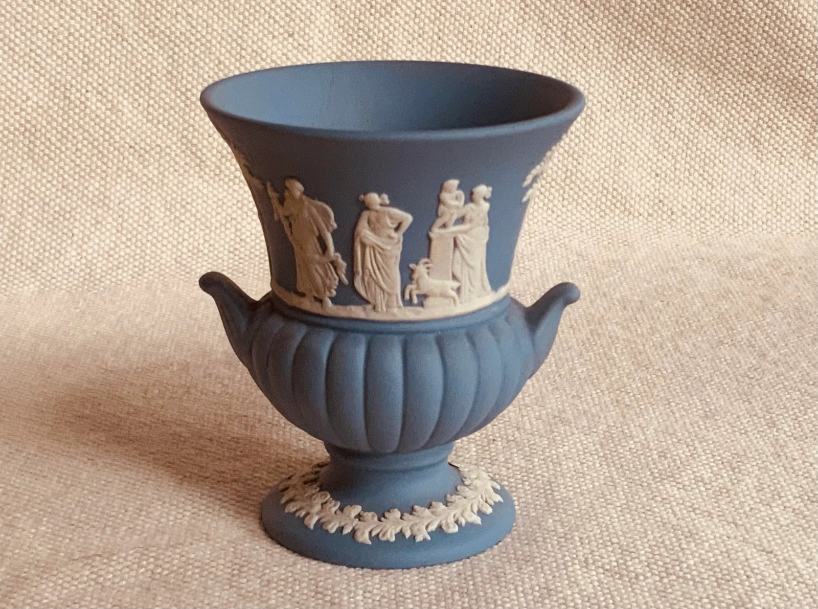1930s Wedgwood Jasperware Neoclassical Urn Vase With Allegorical Motifs - 5