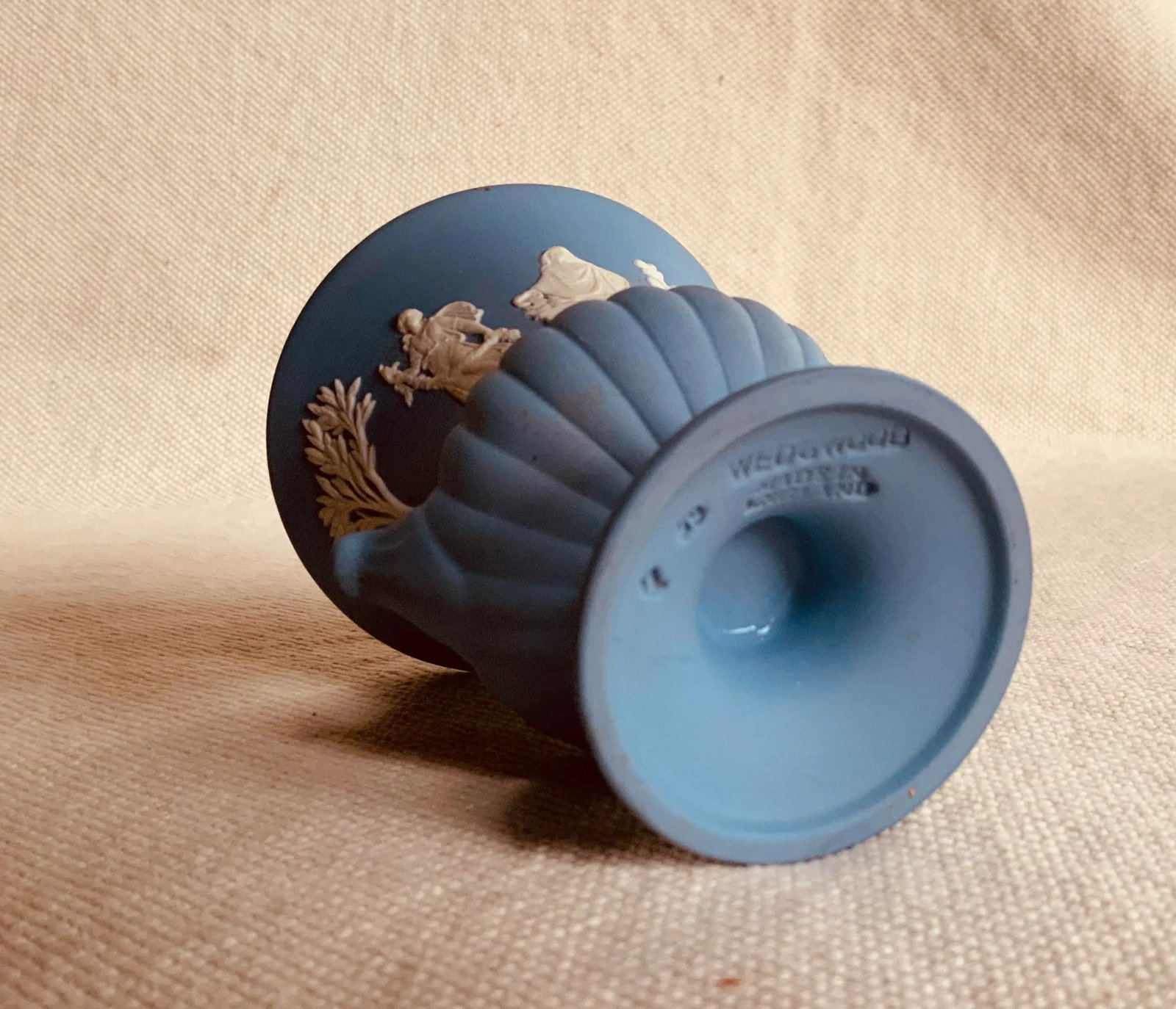 1930s Wedgwood Jasperware Neoclassical Urn Vase With Allegorical Motifs - 6