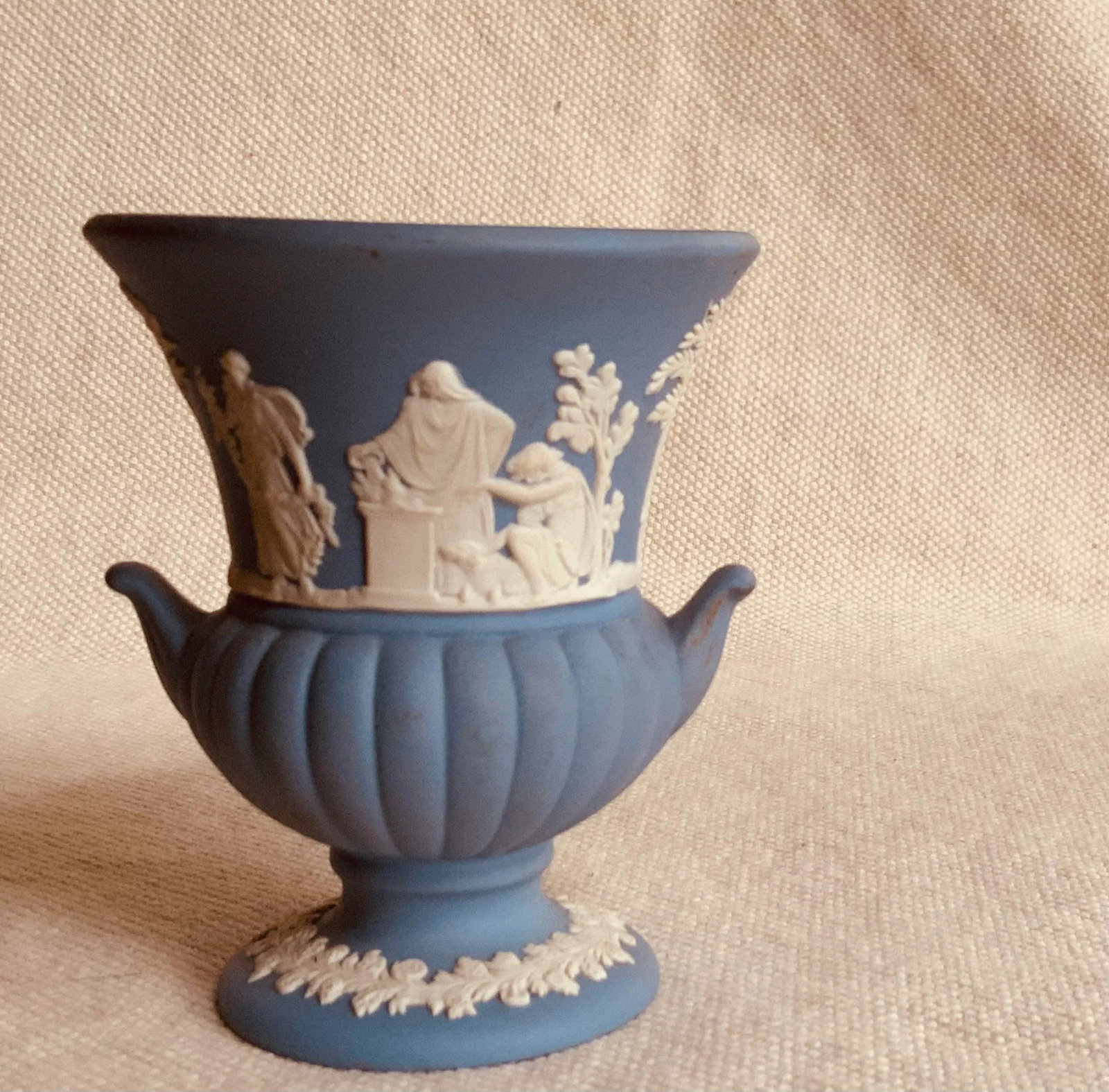 1930s Wedgwood Jasperware Neoclassical Urn Vase With Allegorical Motifs - 8
