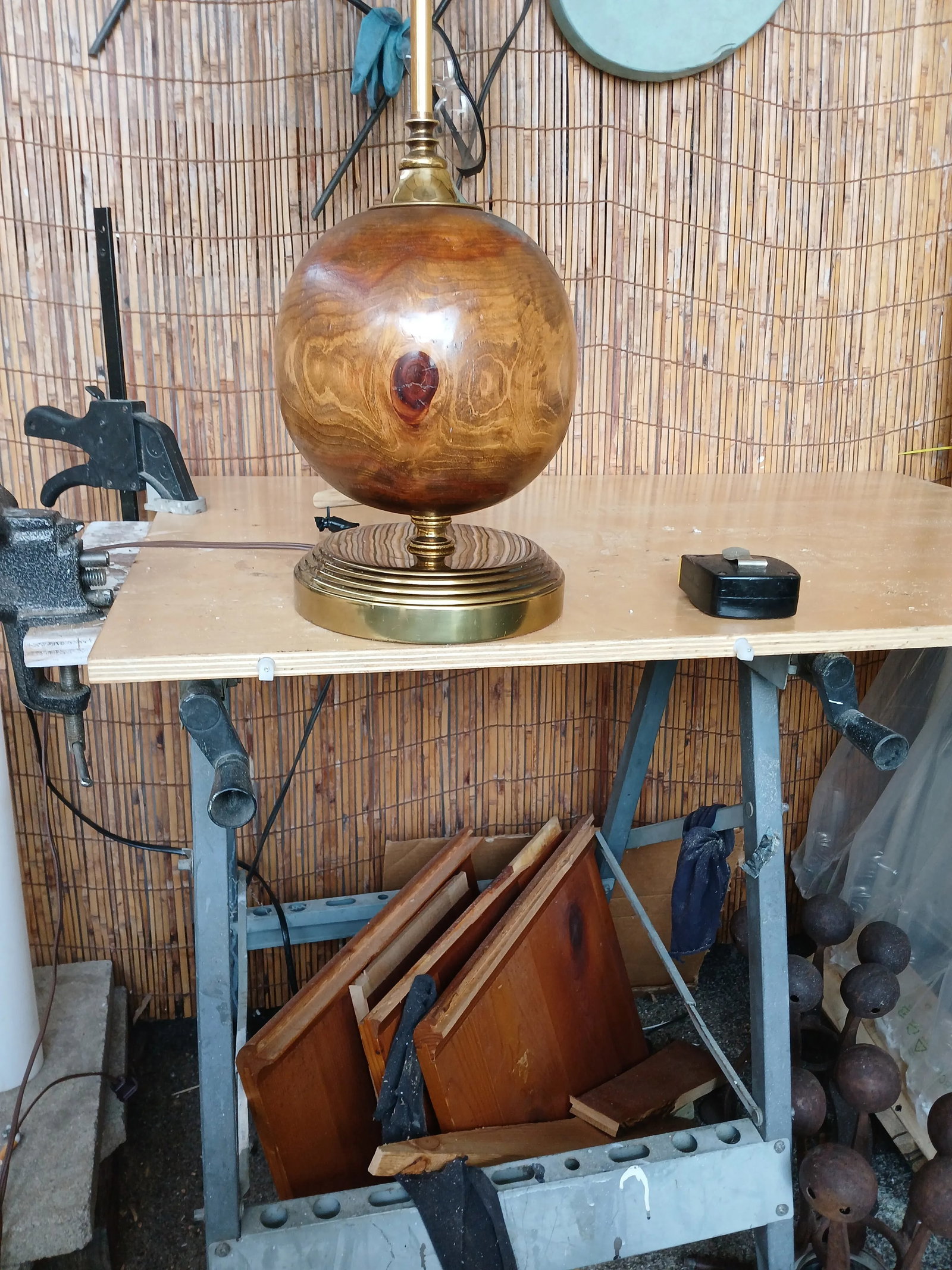 1980s Cedar Burl and Brass Table Lamp - 10