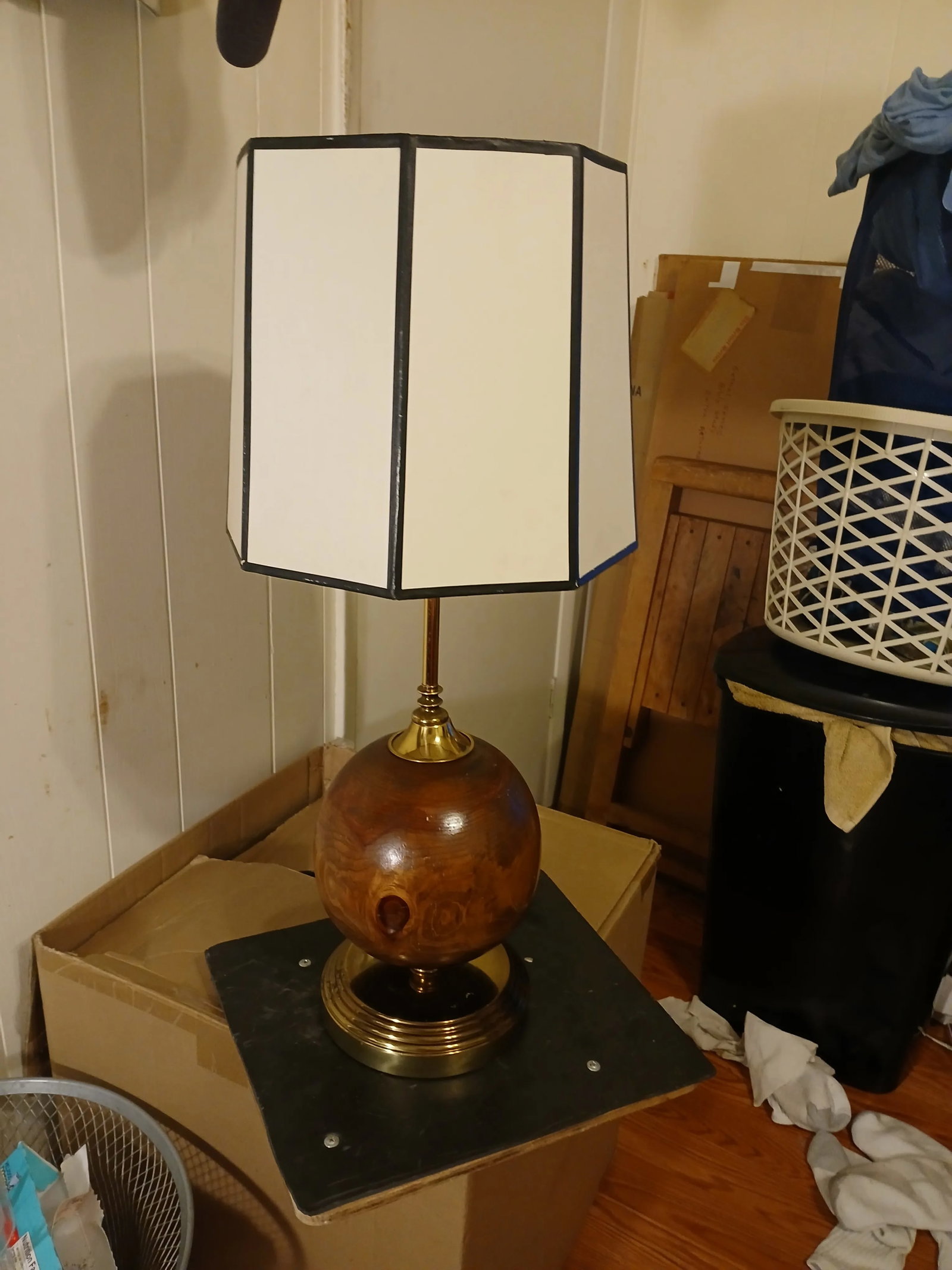 1980s Cedar Burl and Brass Table Lamp - 2