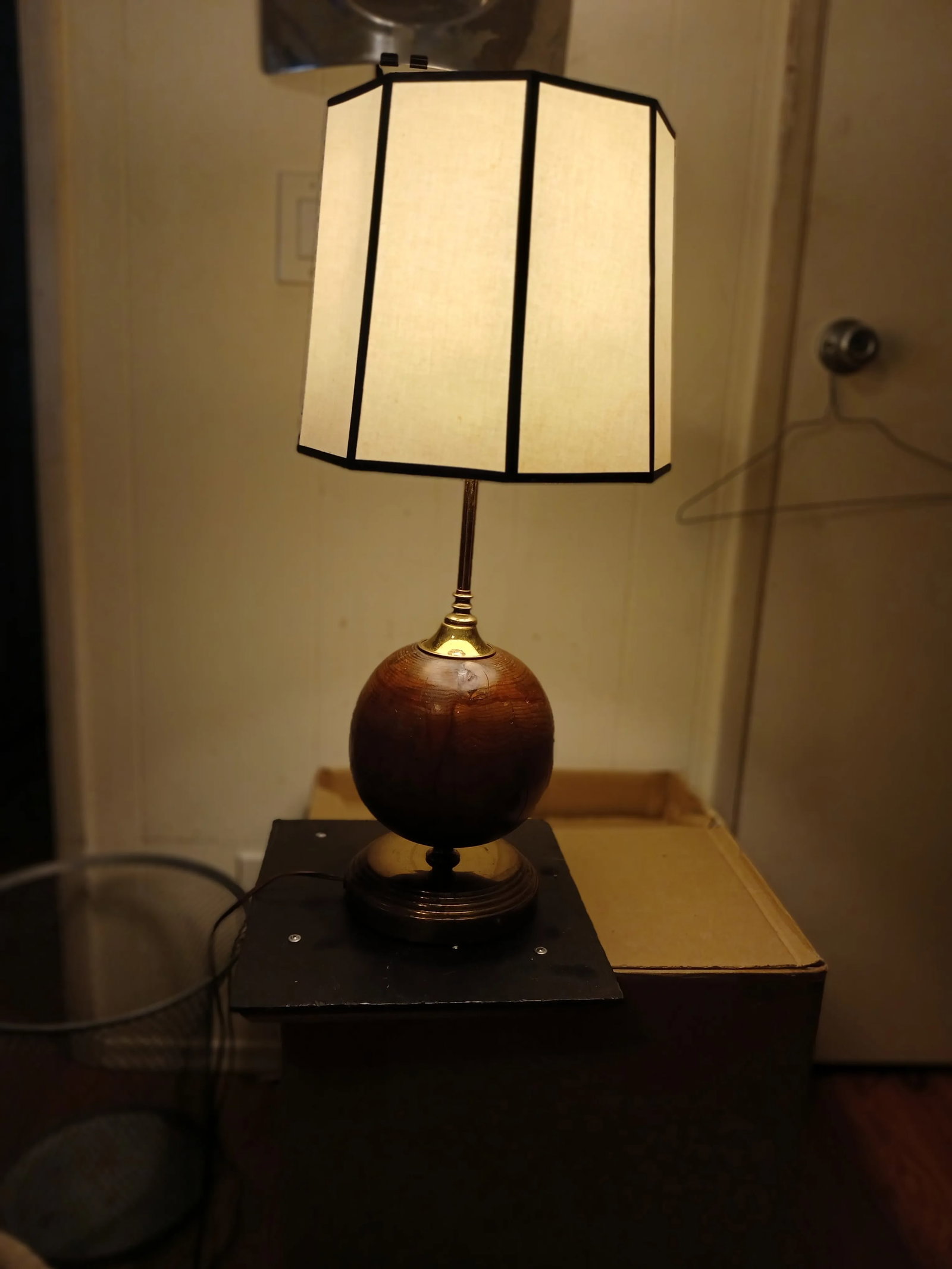 1980s Cedar Burl and Brass Table Lamp - 3