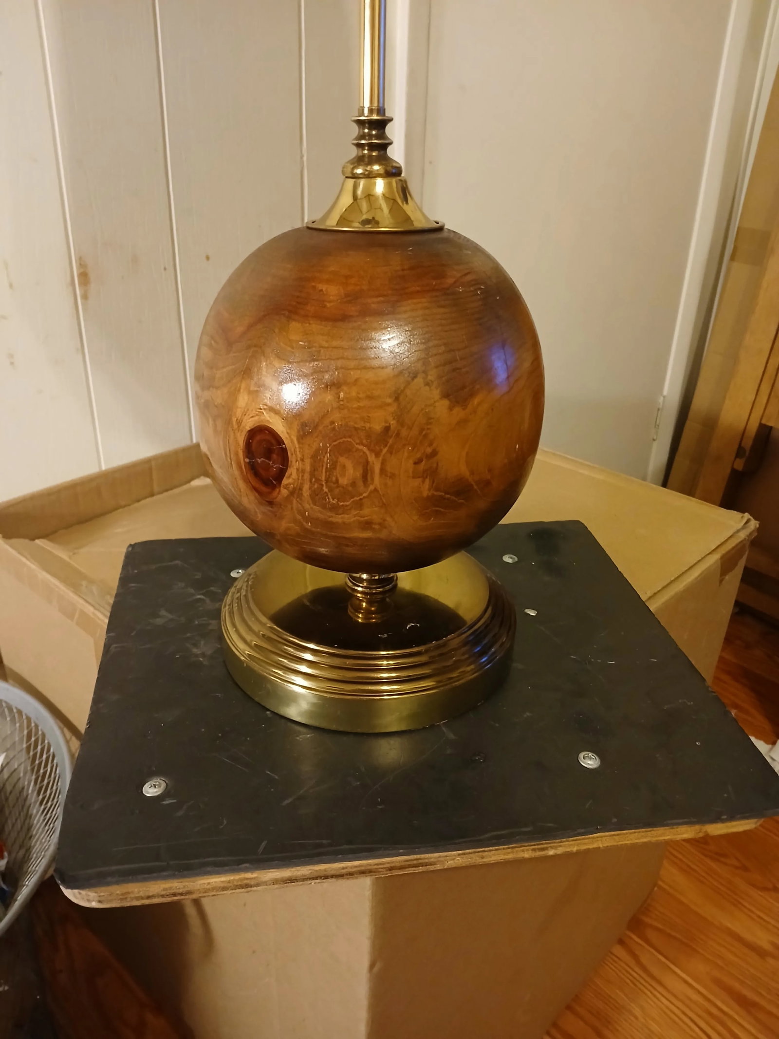 1980s Cedar Burl and Brass Table Lamp - 4