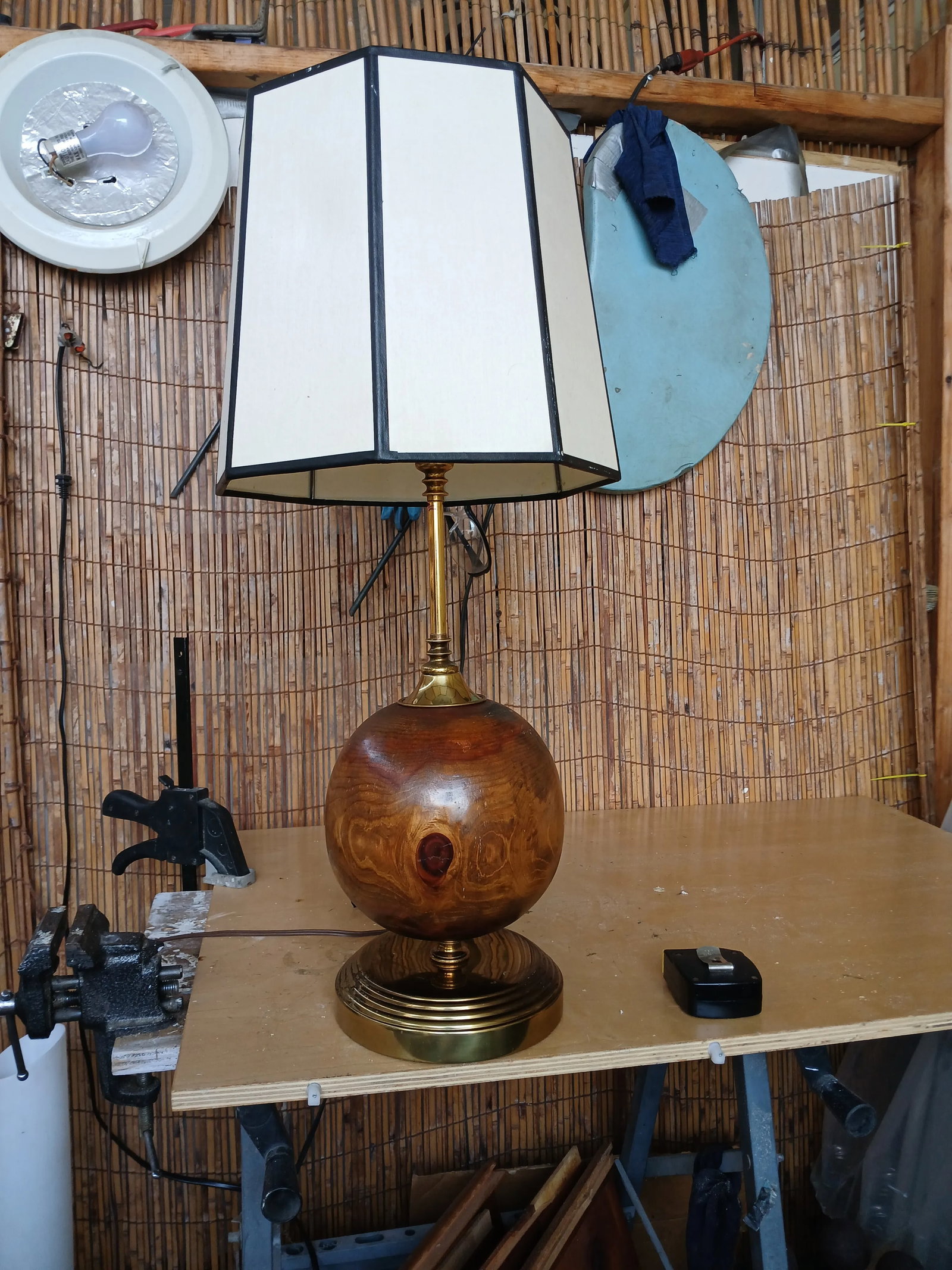 1980s Cedar Burl and Brass Table Lamp - 5