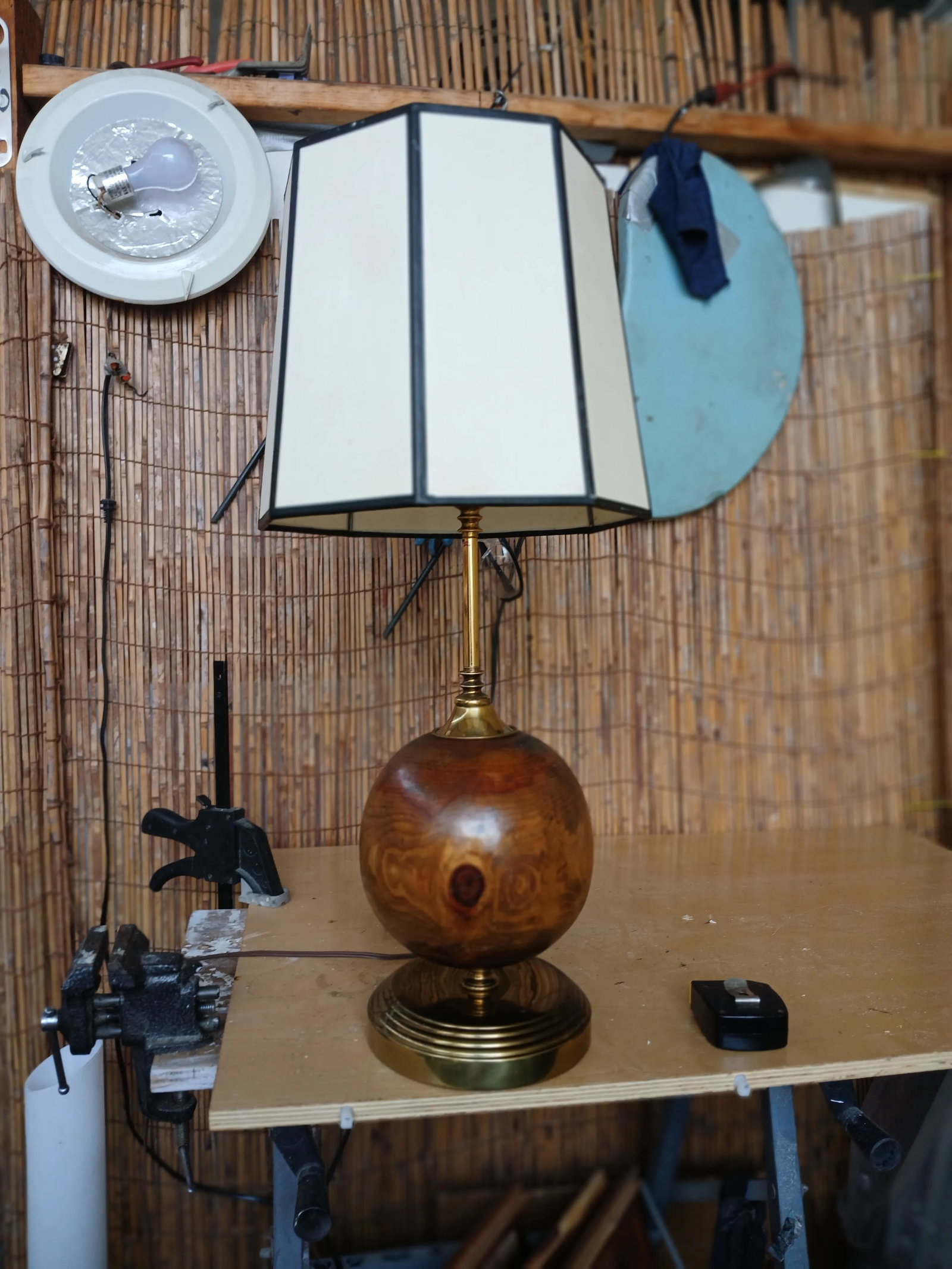 1980s Cedar Burl and Brass Table Lamp - 6