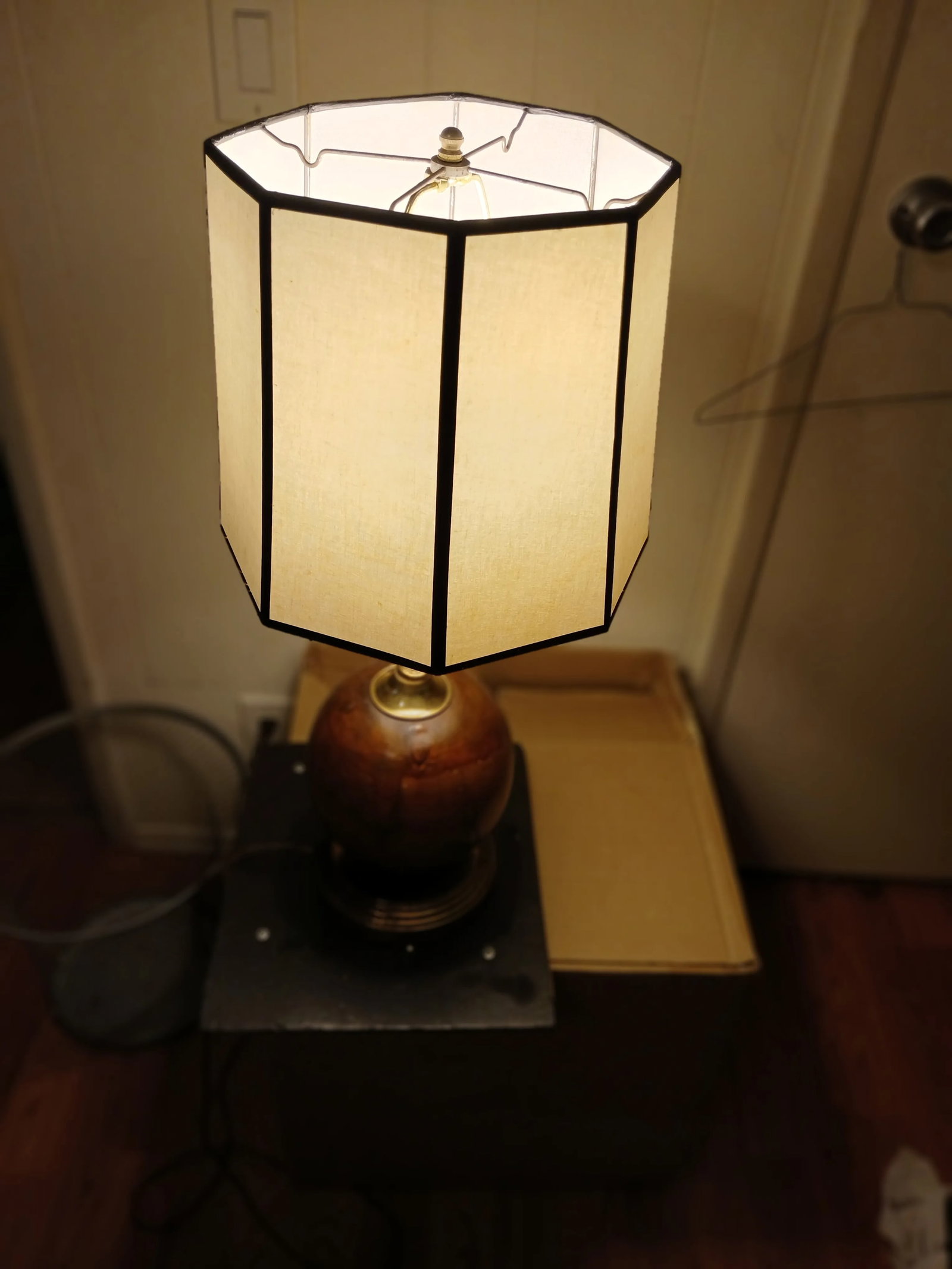 1980s Cedar Burl and Brass Table Lamp - 7