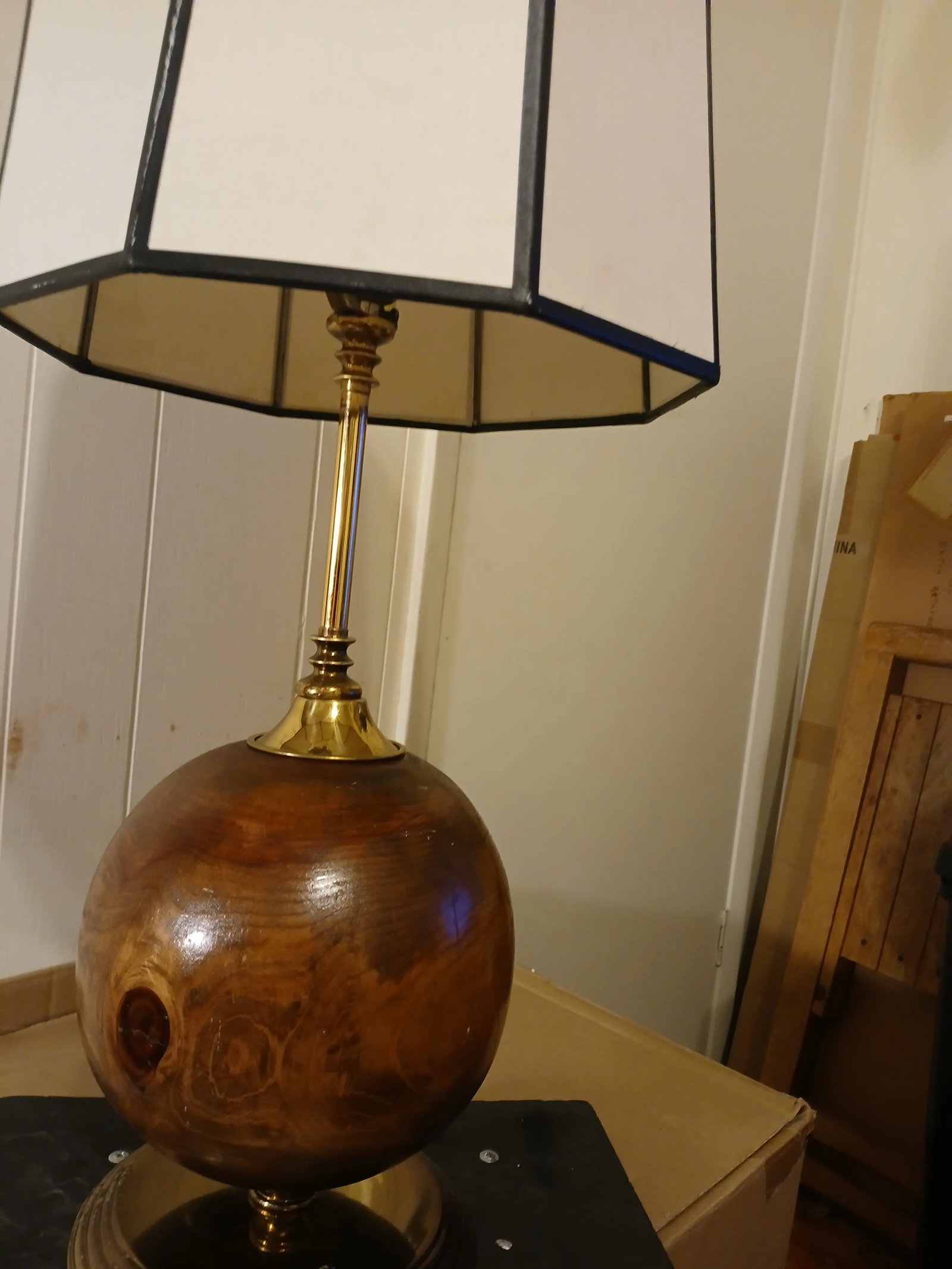 1980s Cedar Burl and Brass Table Lamp - 8