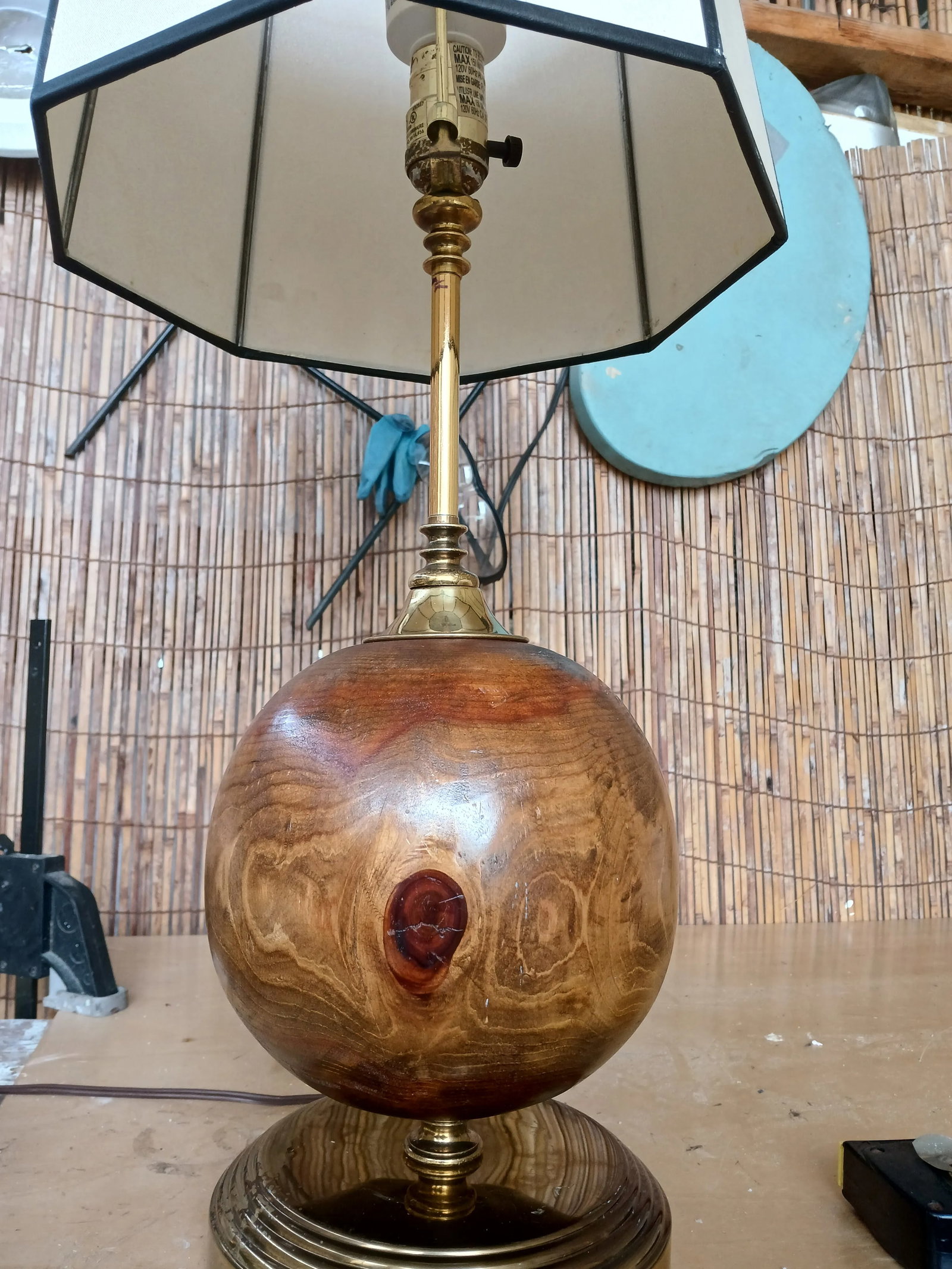 1980s Cedar Burl and Brass Table Lamp - 9