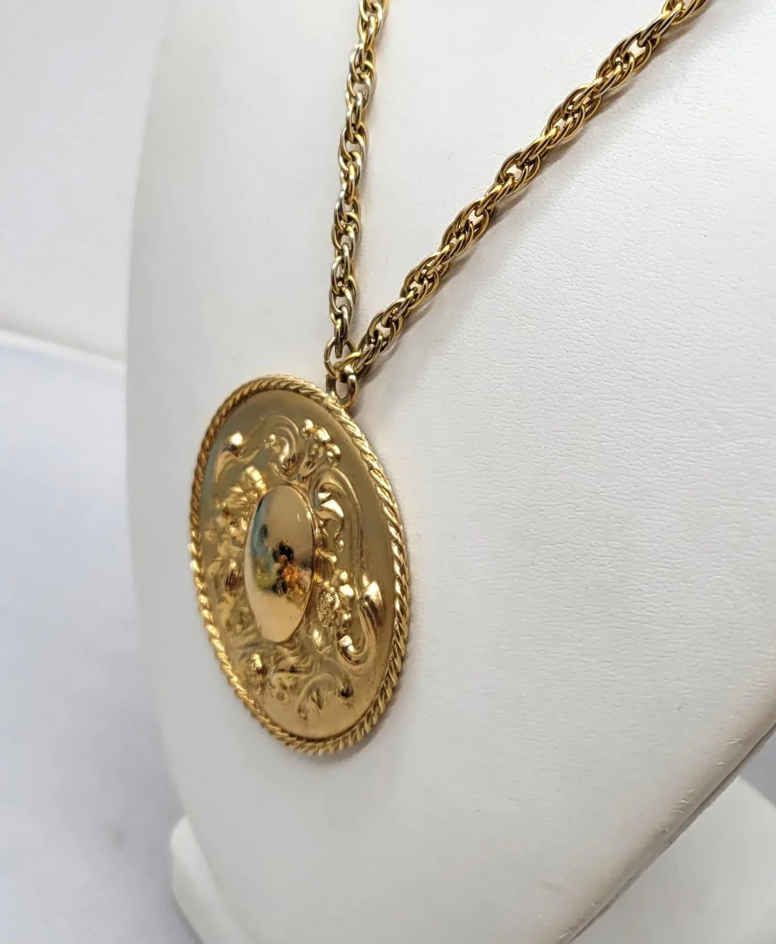 Vintage 1960s Signed Napier Baroque Style Goldtone Round Pendant Necklace - 2