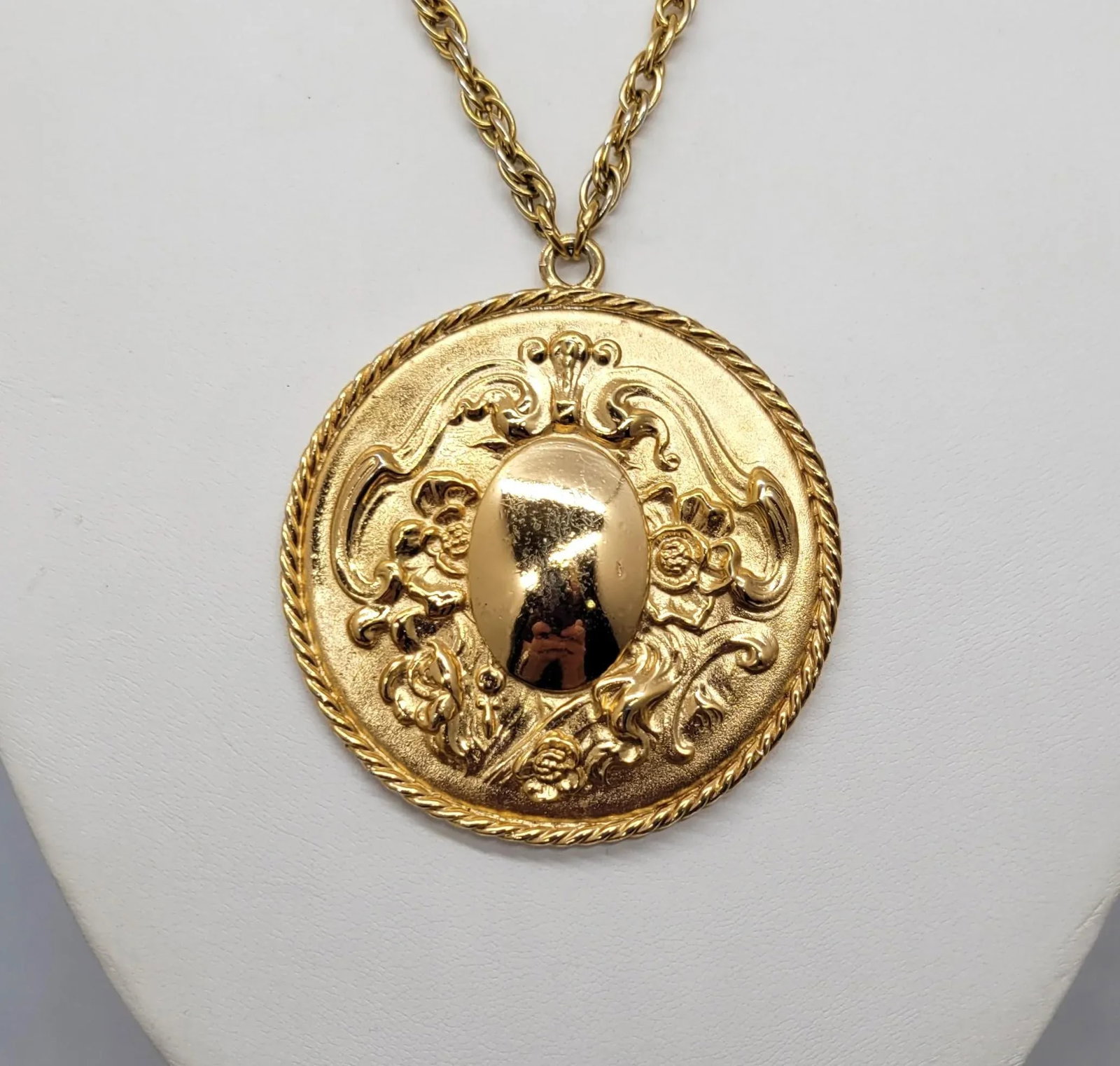 Vintage 1960s Signed Napier Baroque Style Goldtone Round Pendant Necklace - 3