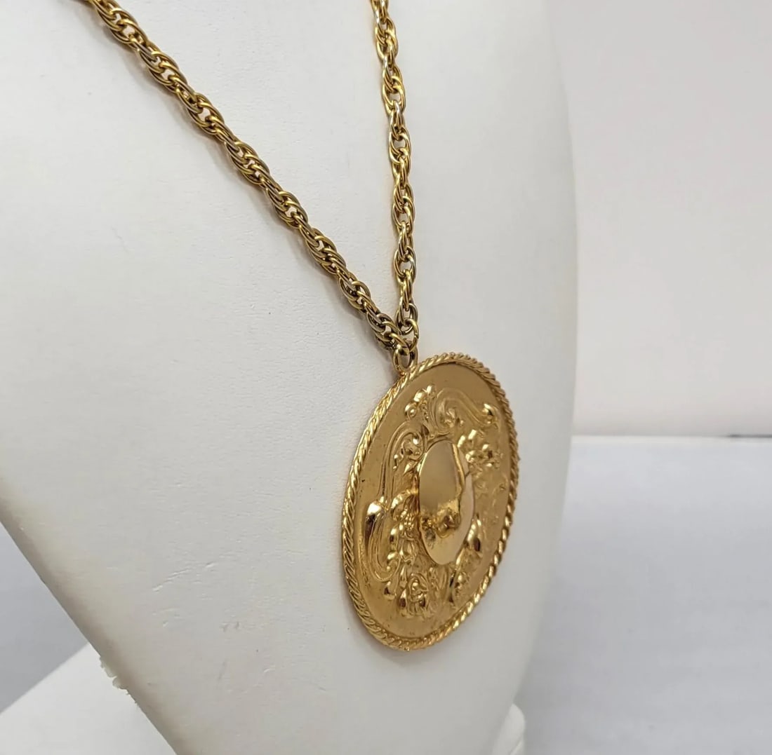 Vintage 1960s Signed Napier Baroque Style Goldtone Round Pendant Necklace - 4
