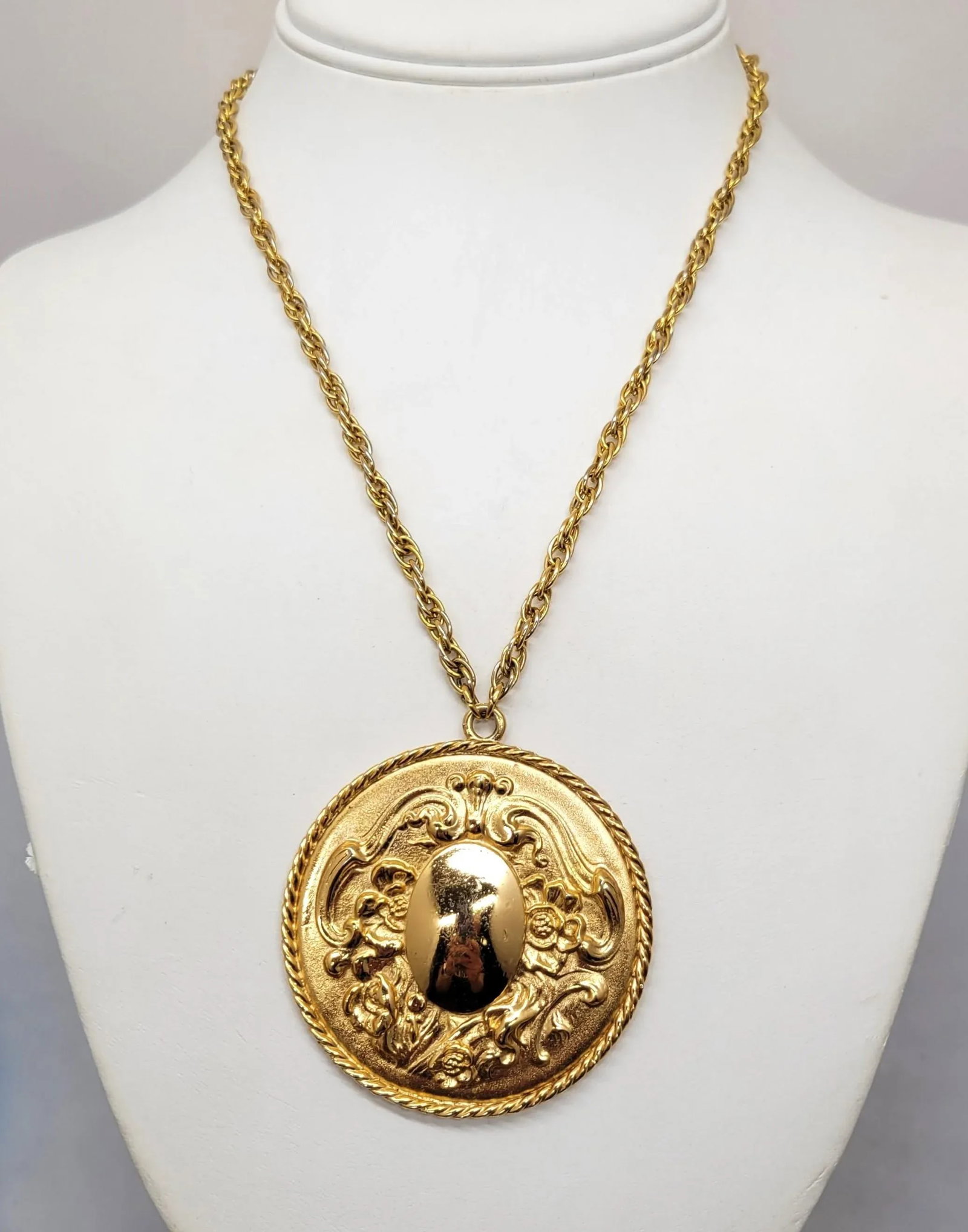 Vintage 1960s Signed Napier Baroque Style Goldtone Round Pendant Necklace - 5