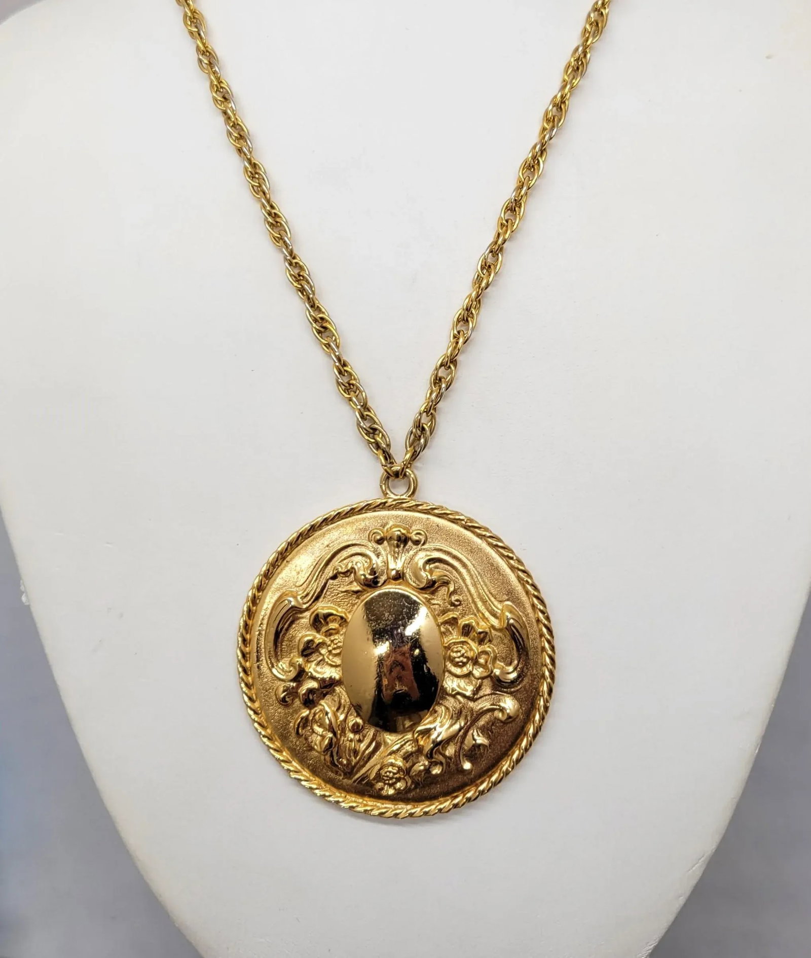 Vintage 1960s Signed Napier Baroque Style Goldtone Round Pendant Necklace - 6
