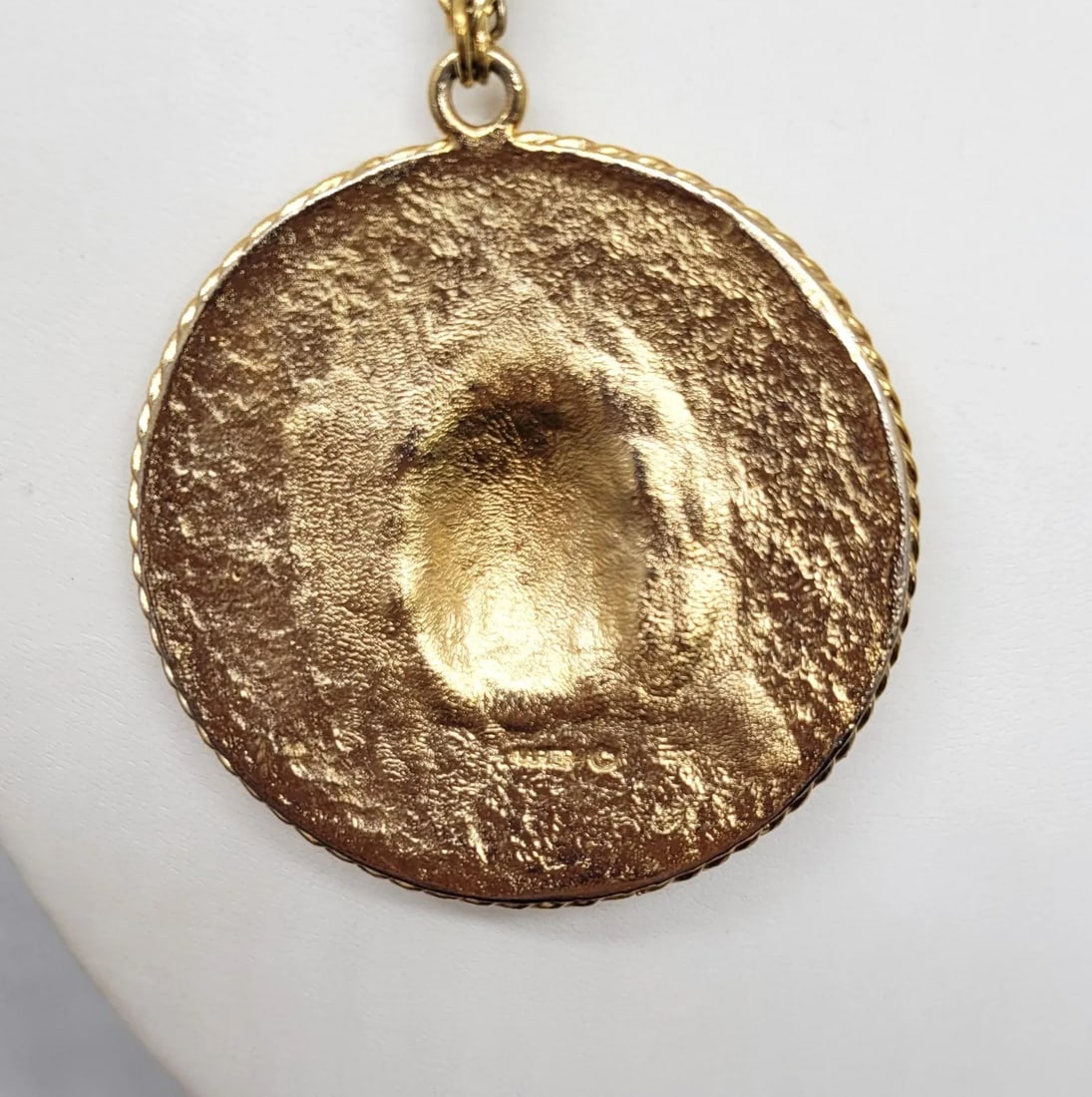 Vintage 1960s Signed Napier Baroque Style Goldtone Round Pendant Necklace - 9